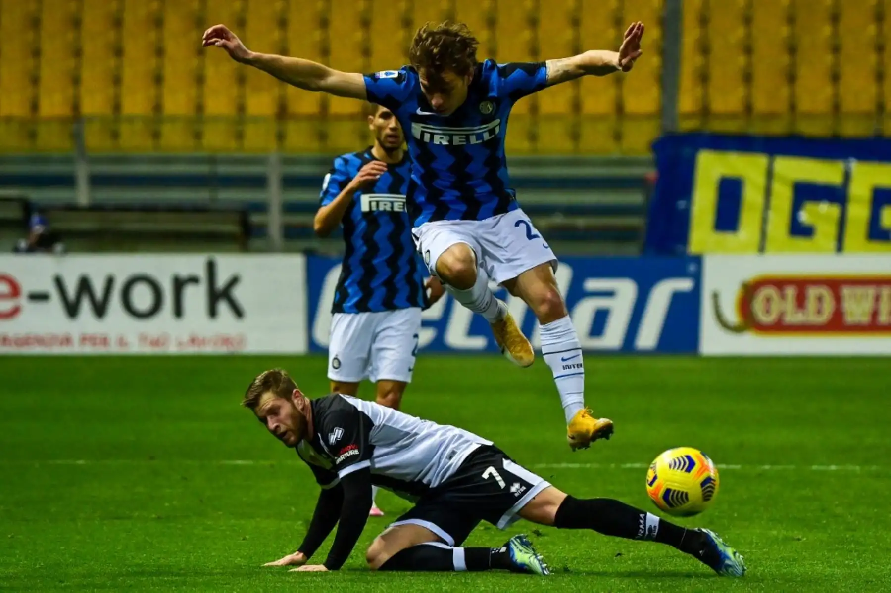 El centrocampista italiano del Inter de Milán Nicolo Barella (arriba) y el defensor italiano sueco de Parma Riccardo Gagliolo van por el balón durante el partido de fútbol de la Serie A italiana Parma vs Inter de Milán el 04 de marzo de 2021 en el estadio Ennio-Tardini de Parma. Foto: AFP