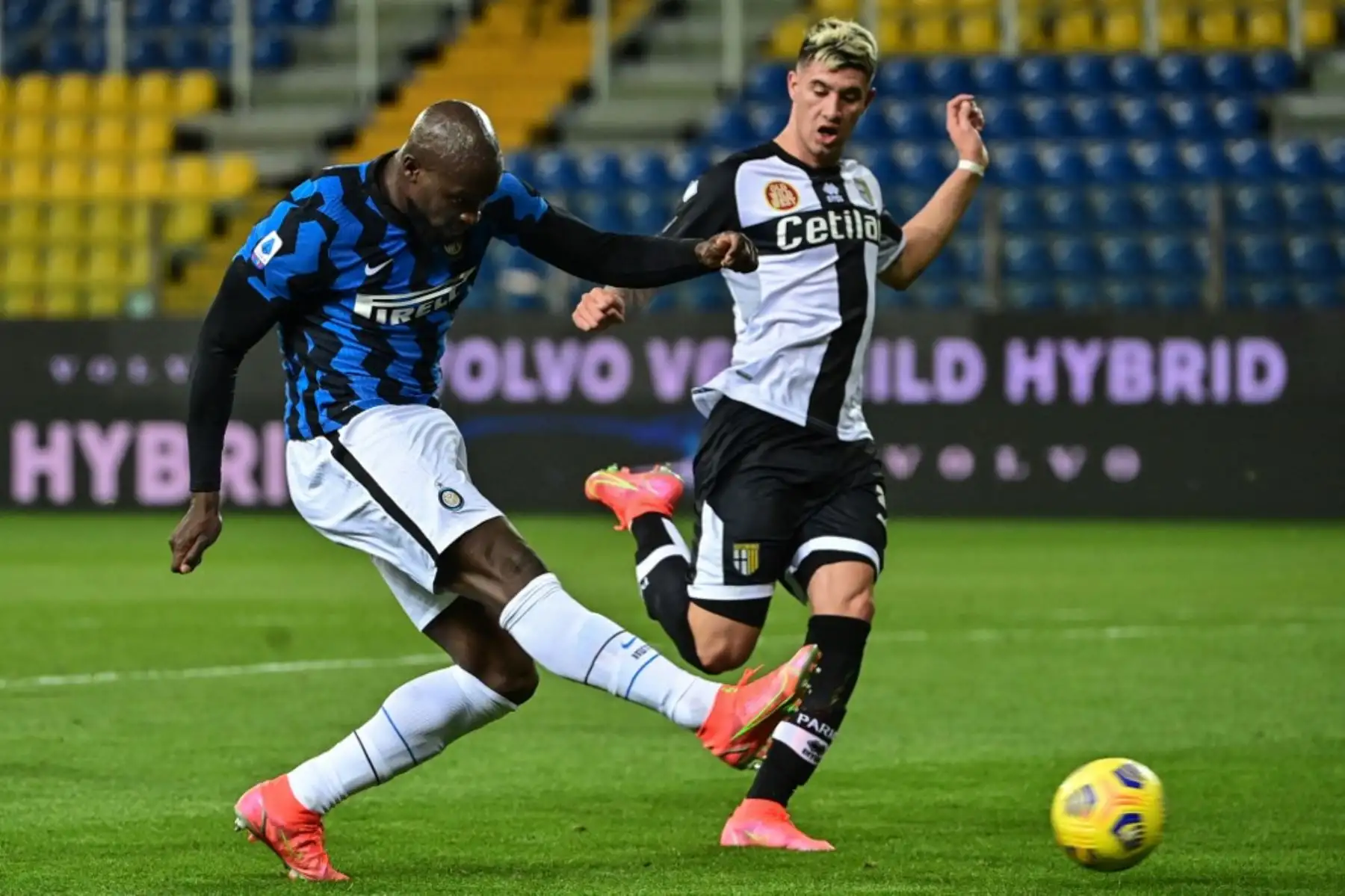 El delantero belga del Inter de Milán Romelu Lukaku dispara a portería a pesar del defensor argentino de Parma Lautaro Valenti (R) durante el partido de fútbol de la Serie A italiana Parma vs Inter de Milán el 04 de marzo de 2021 en el estadio Ennio-Tardini de Parma. Foto: AFP