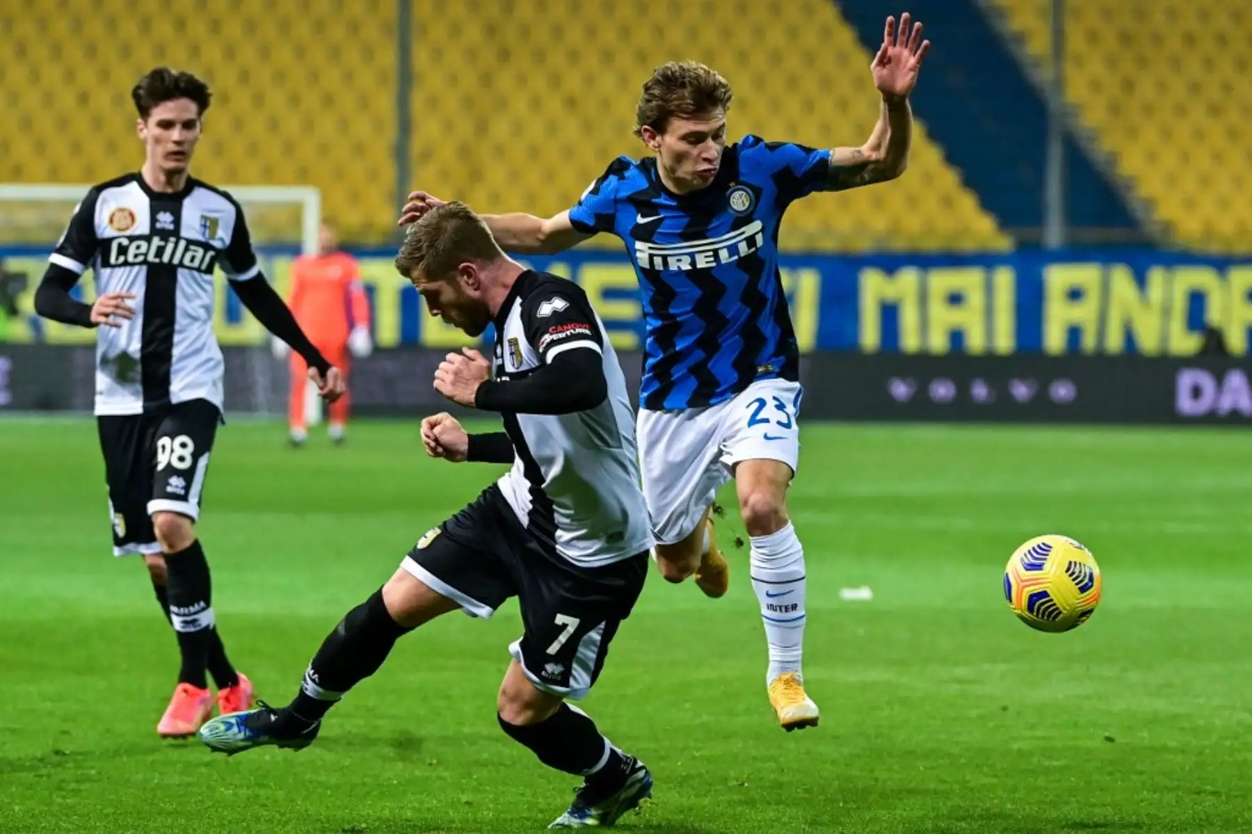 El centrocampista italiano del Inter de Milán Nicolo Barella (R) y el defensor italiano sueco de Parma Riccardo Gagliolo van por el balón durante el partido de fútbol de la Serie A italiana Parma vs Inter de Milán el 04 de marzo de 2021 en el estadio Ennio-Tardini de Parma. Foto: AFP