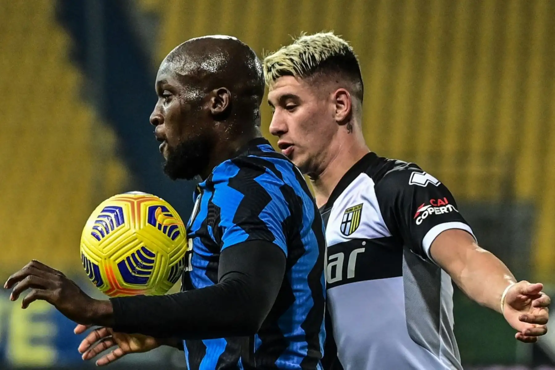 Avance belga del Inter de Milán Romelu Lukaku (L) pecho controla el balón delante del defensor argentino de Parma Lautaro Valenti durante el partido de fútbol de la Serie A italiana Parma vs Inter de Milán el 04 de marzo de 2021 en el estadio Ennio-Tardini de Parma. Foto: AFP