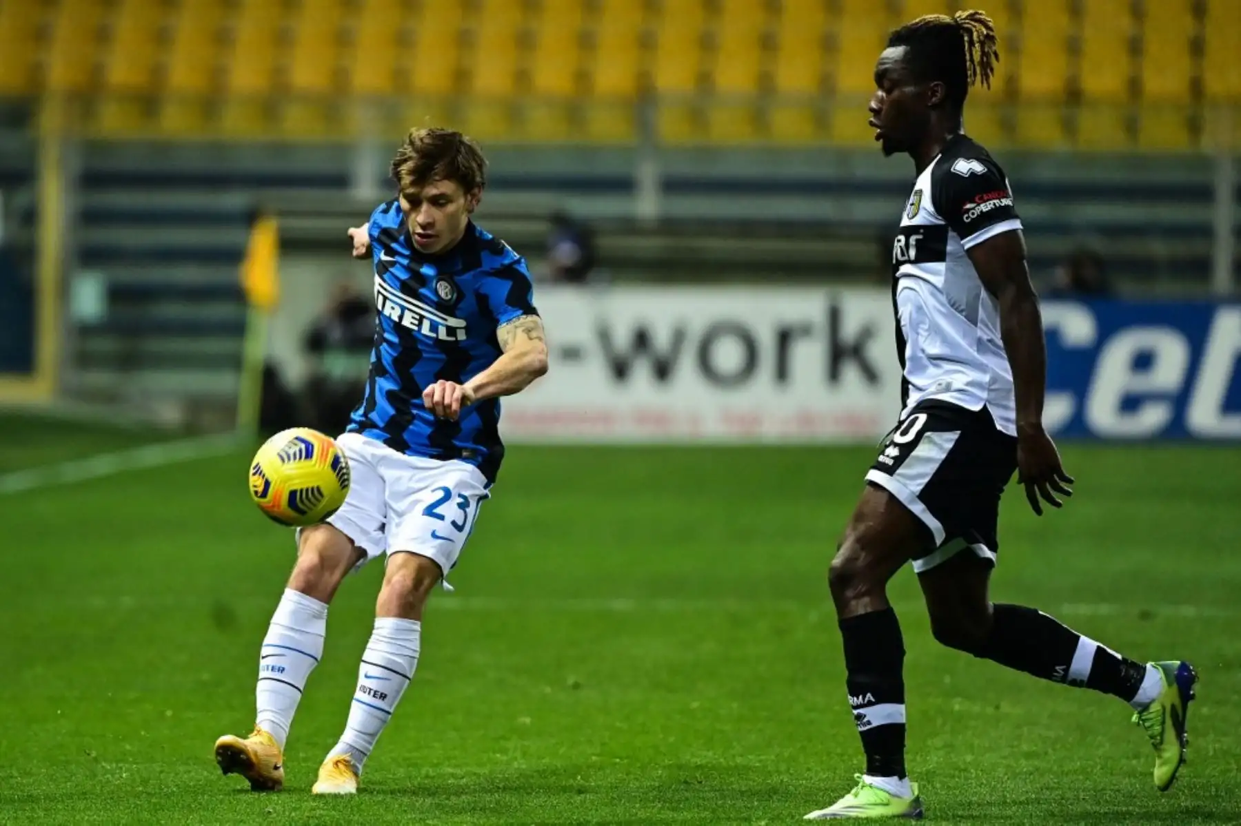 El centrocampista italiano del Inter de Milán Nicolo Barella (L) y el delantero francés de Parma Yann Karamoh van por el balón durante el partido de fútbol de la Serie A italiana Parma vs Inter de Milán el 04 de marzo de 2021 en el estadio Ennio-Tardini de Parma. Foto: AFP