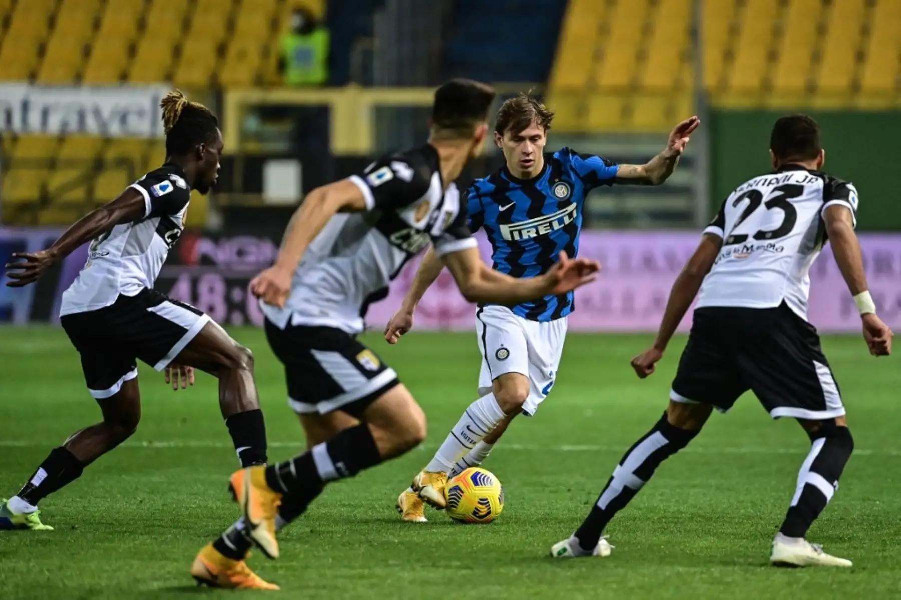 El centrocampista italiano del Inter de Milán Nicolo Barella desafía al defensor brasileño de Parma Hernani (R) durante el partido de fútbol de la Serie A italiana Parma vs Inter de Milán el 04 de marzo de 2021 en el estadio Ennio-Tardini de Parma. Foto: AFP