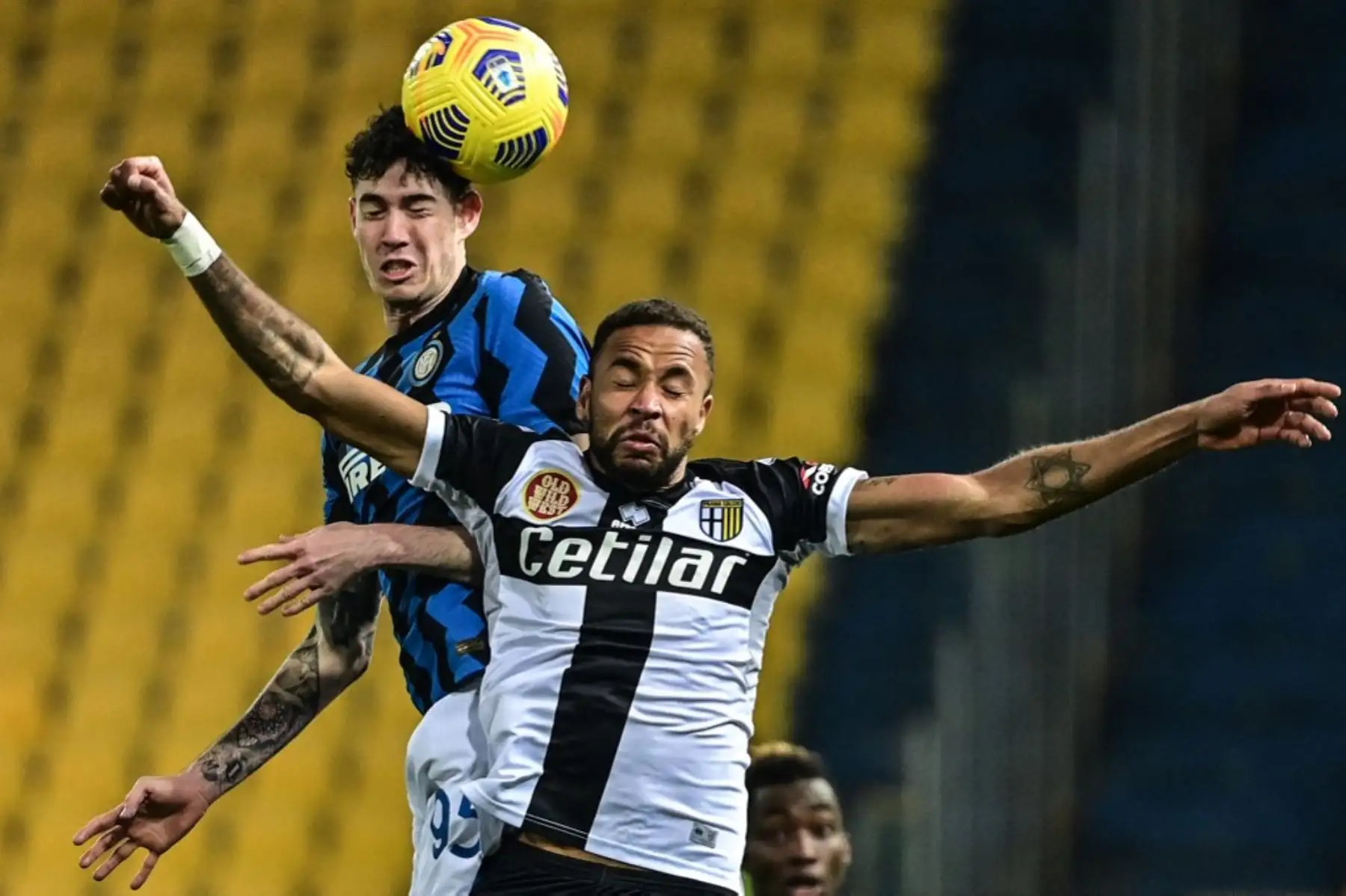 El defensor italiano del Inter de Milán Alessandro Bastoni (L) y el defensor brasileño del Parma, Hernani, van de cabeza durante el partido de fútbol de la Serie A italiana Parma vs Inter de Milán el 04 de marzo de 2021 en el estadio Ennio-Tardini de Parma. Foto: AFP