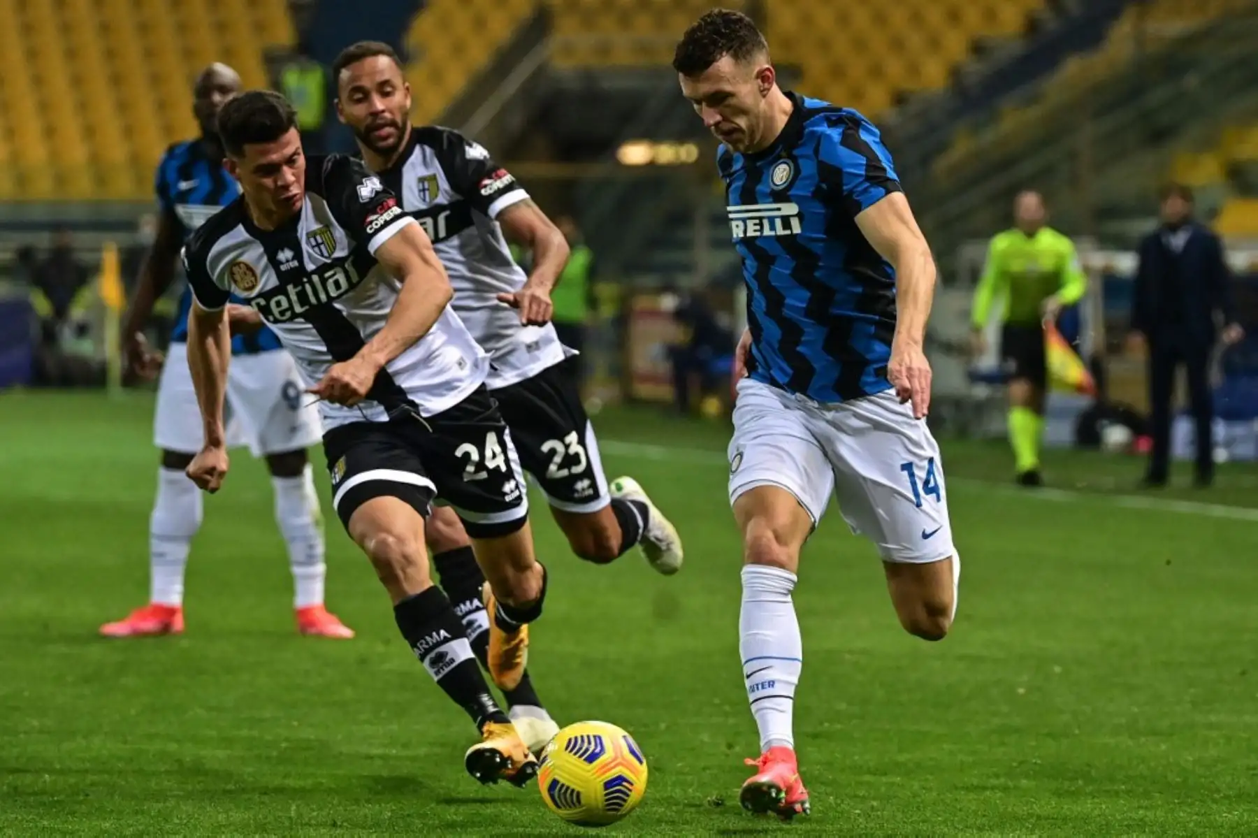 El centrocampista croata del Inter de Milán Ivan Perisic (R) desafía al defensor venezolano de Parma, Yordan Osorio, durante el partido de fútbol de la Serie A italiana Parma vs Inter de Milán el 04 de marzo de 2021 en el estadio Ennio-Tardini de Parma. Foto: AFP