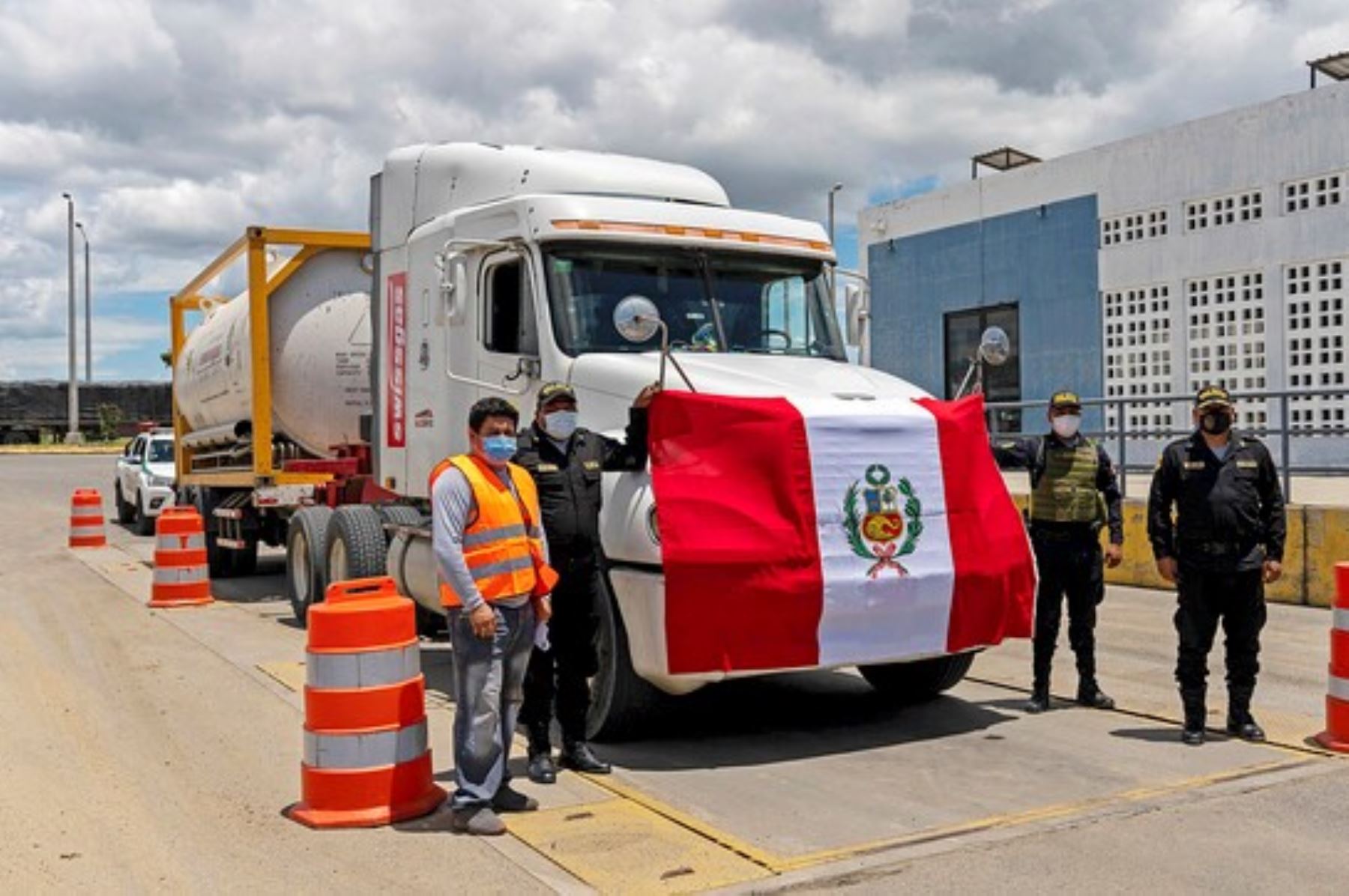 Camión con oxígeno medicinal importado de Ecuador ingresó hoy a la región Tumbes.