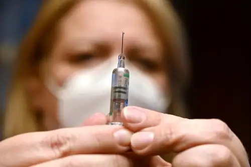 Novartis fabricará "50 millones de dosis como máximo" a finales de 2021 y  unos 200 millones en 2022, agregó el comunicado. Foto: AFP