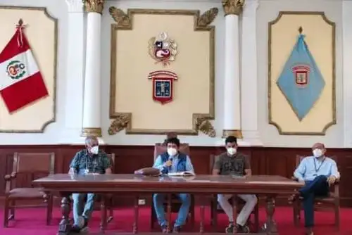 El teniente alcalde de Chiclayo, Junior Vásquez, se reunió con funcionarios ediles en el salón consistorial del palacio municipal. Foto: ANDINA/Difusión