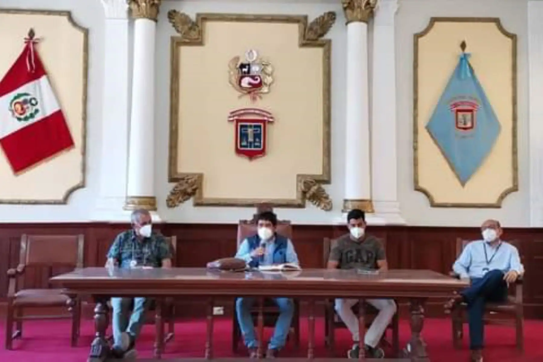 El teniente alcalde de Chiclayo, Junior Vásquez, se reunió con funcionarios ediles en el salón consistorial del palacio municipal. Foto: ANDINA/Difusión