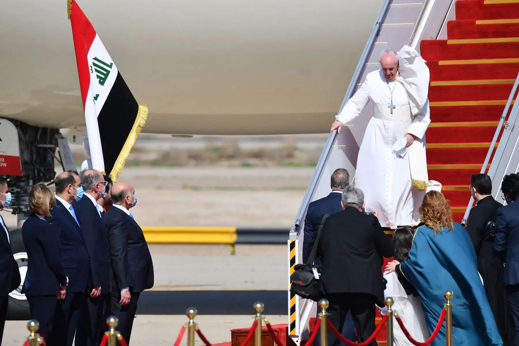 El Papa Francisco comenzó su histórico viaje a Irak marcado por la guerra, desafiando las preocupaciones de seguridad y la pandemia del coronavirus para consolar a una de las comunidades cristianas más antiguas y perseguidas del mundo. Foto: AFP