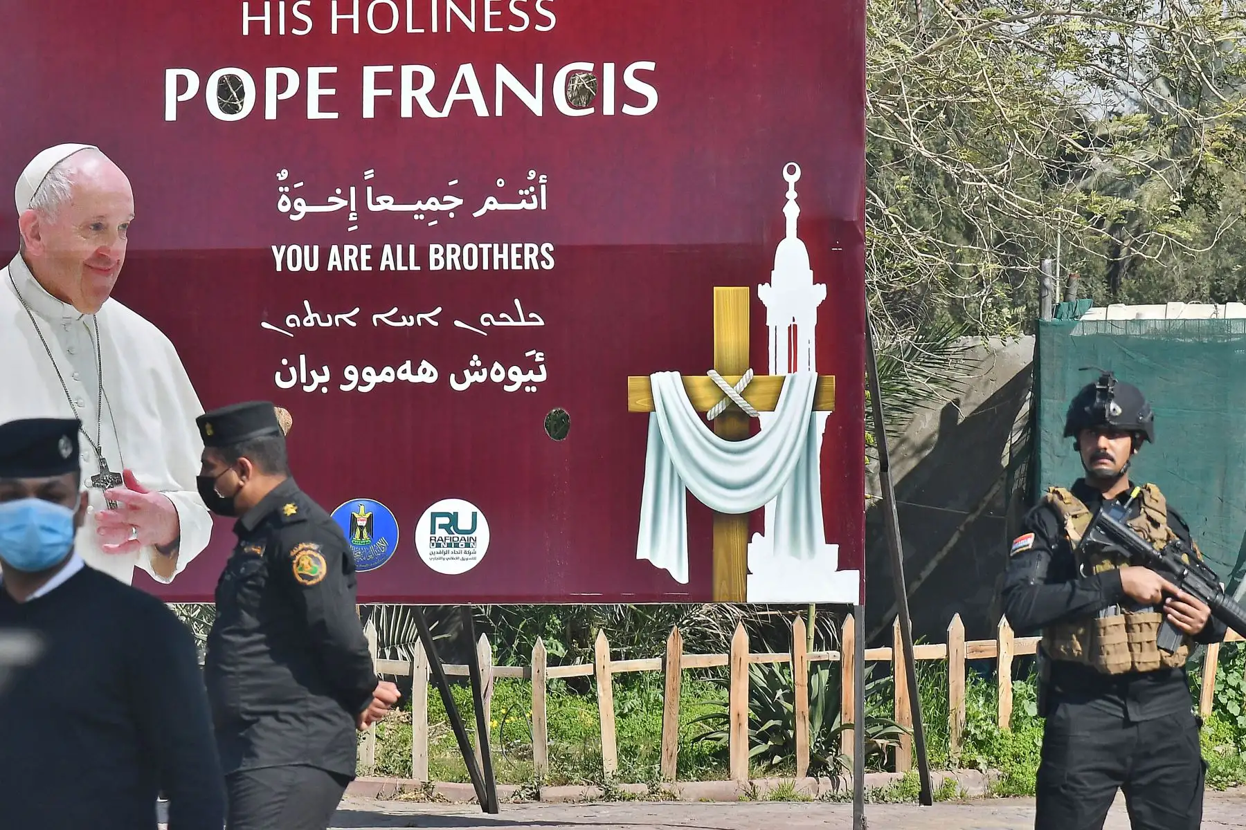 El Papa Francisco comenzó su histórico viaje a Irak marcado por la guerra, desafiando las preocupaciones de seguridad y la pandemia del coronavirus para consolar a una de las comunidades cristianas más antiguas y perseguidas del mundo. Foto: AFP