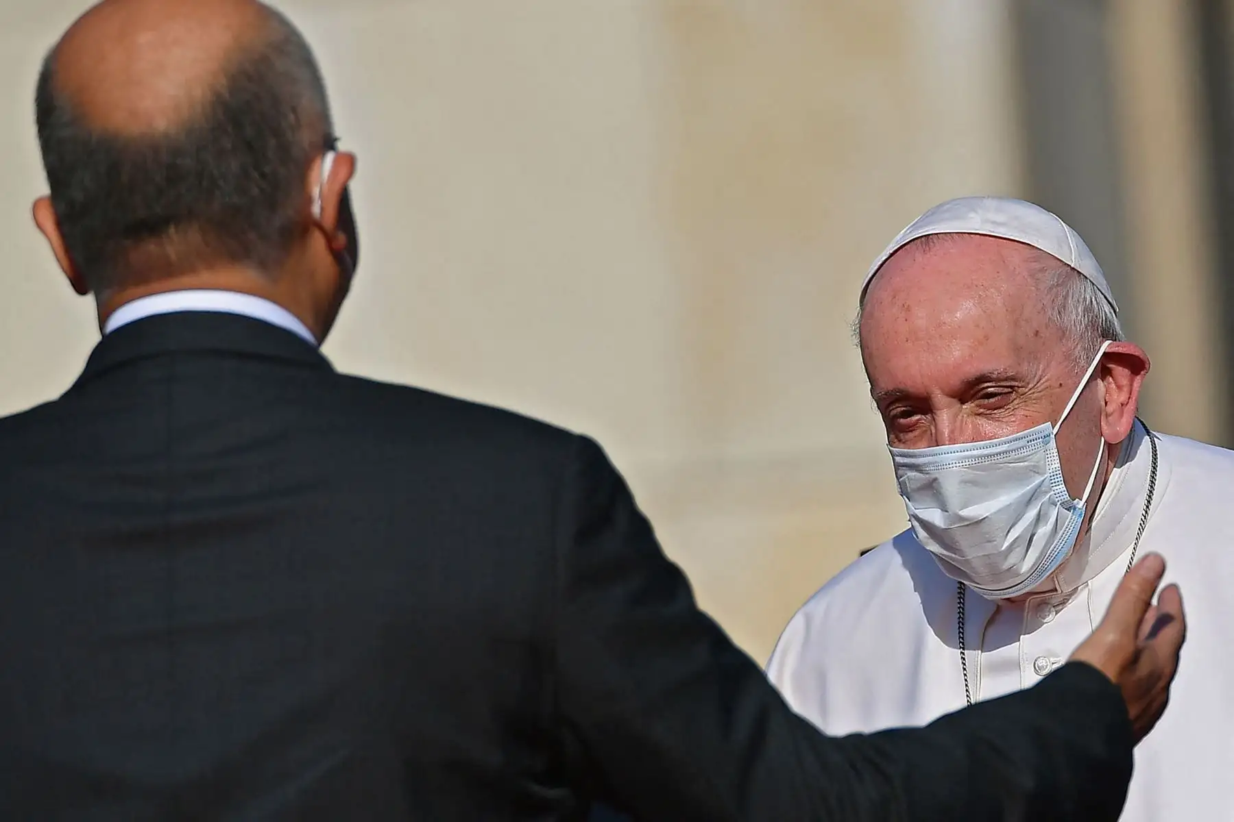 El Papa Francisco es recibido por el presidente iraquí Barham Saleh, durante la primera visita papal a Irak. Foto: AFP
