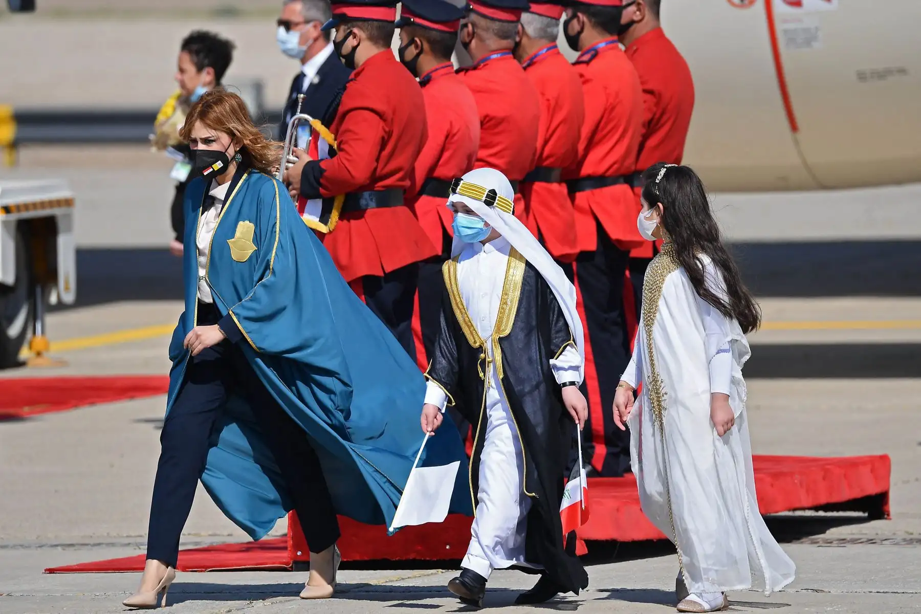 El Papa Francisco es recibido por el presidente iraquí Barham Saleh, durante la primera visita papal a Irak. Foto: AFP