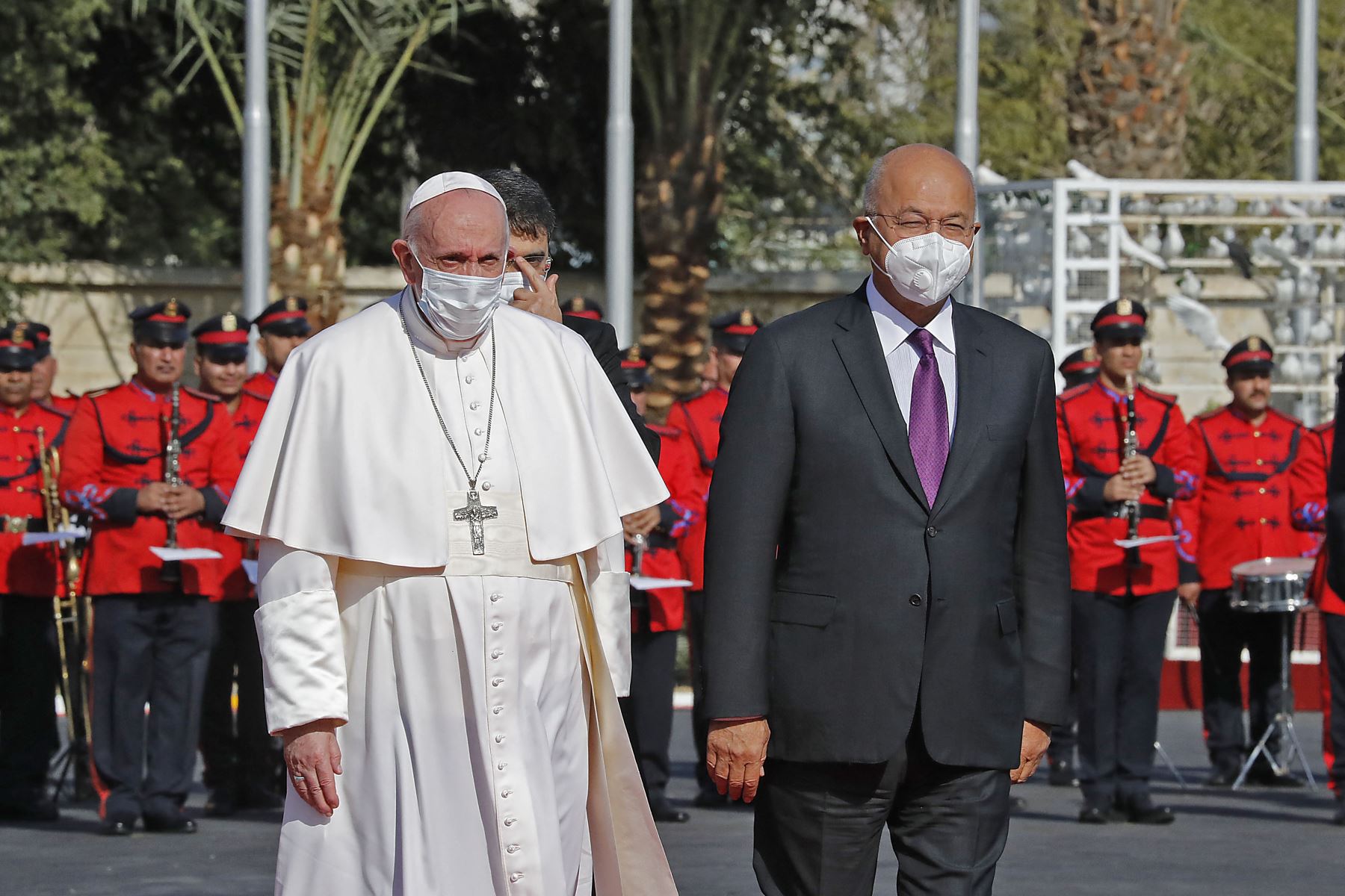 El Papa Francisco es recibido por el presidente iraquí Barham Saleh, durante la primera visita papal a Irak. Foto: AFP