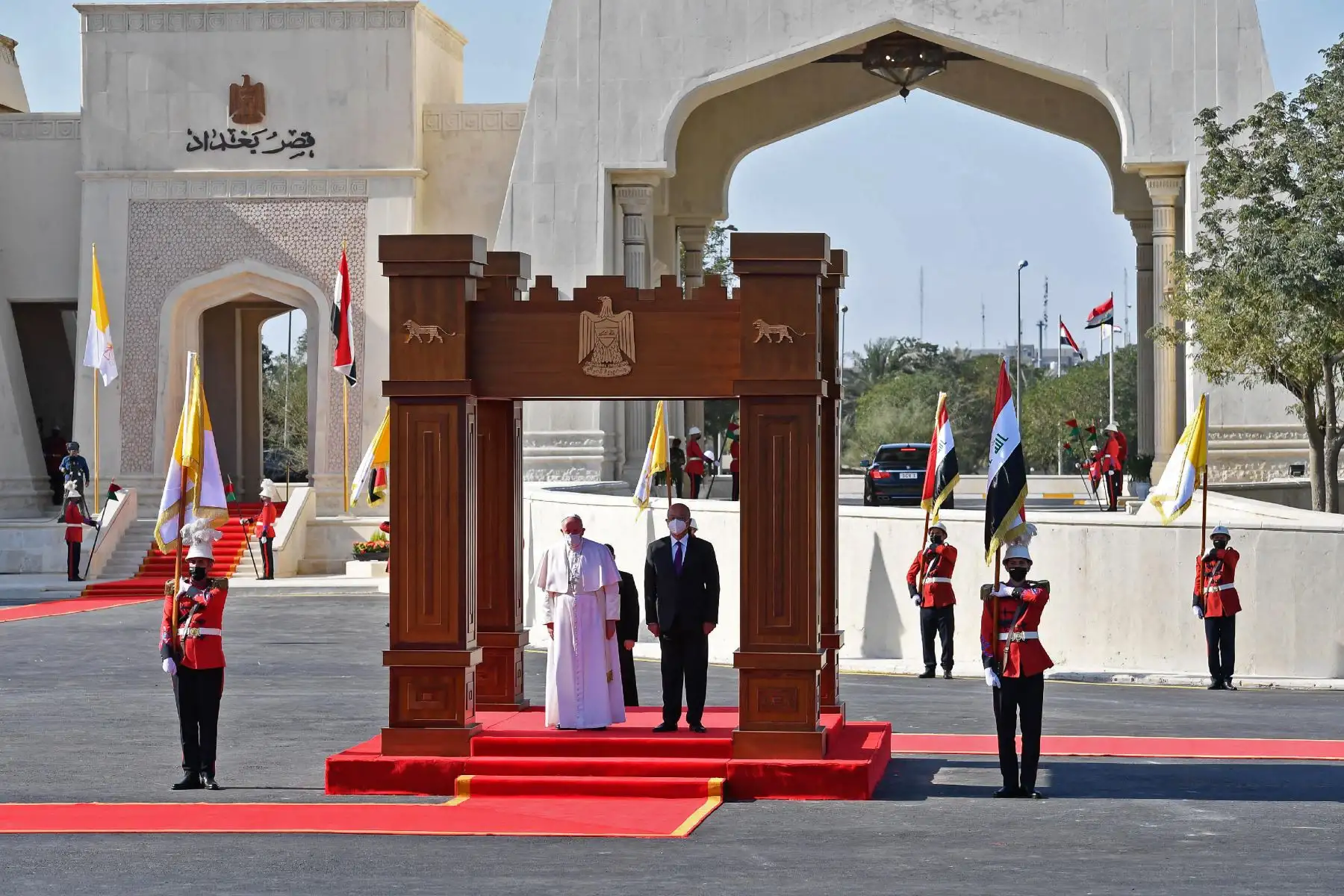 Una imagen divulgada por los medios del Vaticano muestra al presidente iraquí Barham Saleh dando la bienvenida al Papa Francisco en el palacio presidencial en la Zona Verde de Bagdad. Foto: AFP