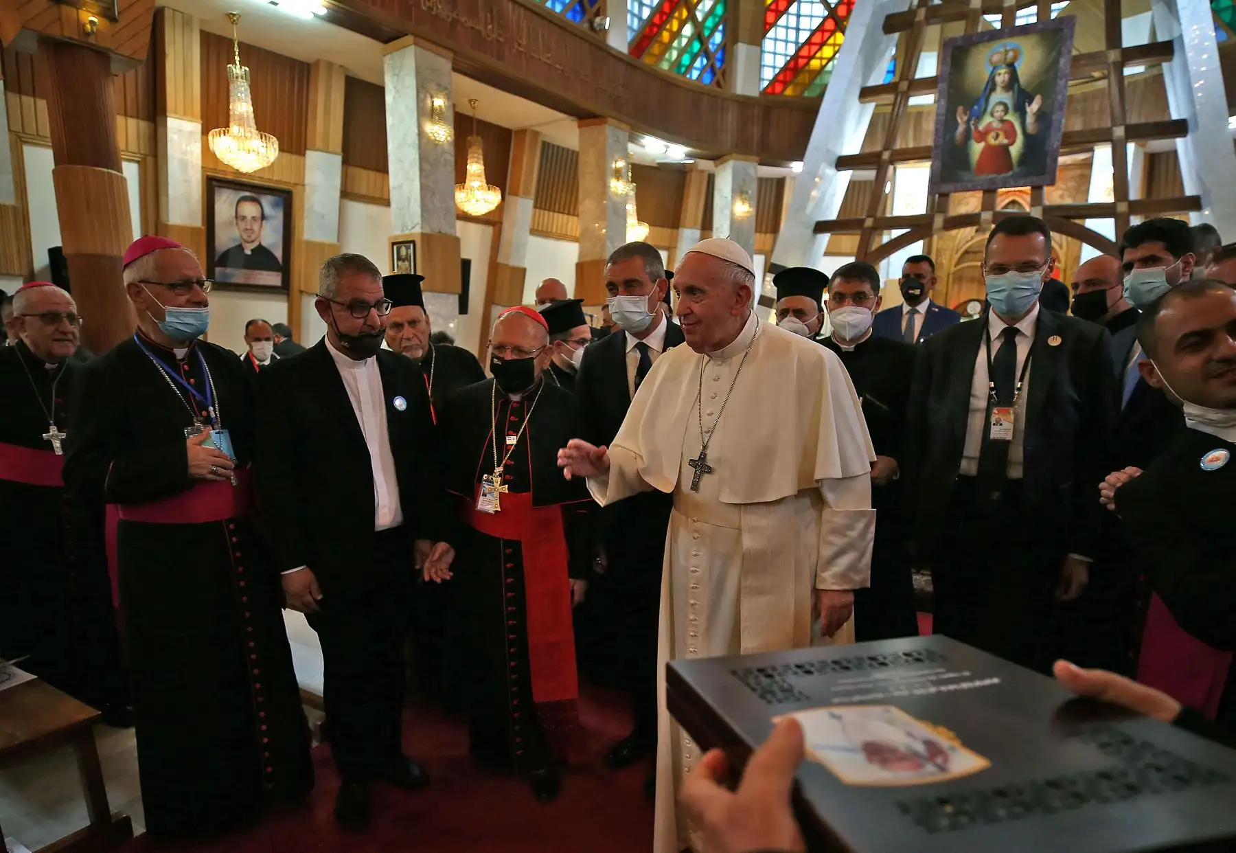El Papa Francisco saluda a los clérigos a su llegada a la Catedral Siro-Católica de Nuestra Señora de la Salvación (Sayidat al-Najat) en la capital Bagdad al comienzo de la primera visita papal a Irak. En un discurso a Los fieles en Bagdad, el Papa Francisco expresó su gratitud a sus compañeros del clero por apoyar a los cristianos de Irak, cuya población ha disminuido debido al conflicto. Foto: AFP