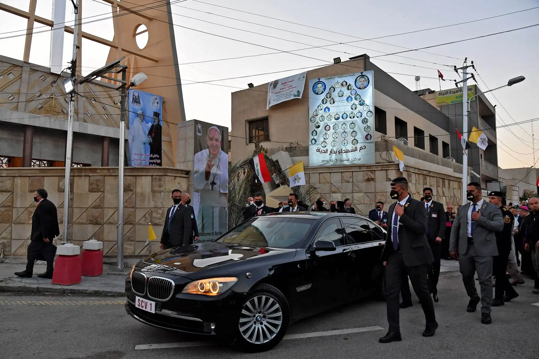 El Papa Francisco abandona la Catedral Siro-Católica de Nuestra Señora de la Salvación (Sayidat al-Najat) de Bagdad después de un sermón al comienzo de la primera visita papal a Irak. En un discurso a los fieles en Bagdad, el El pontífice expresó su gratitud a sus compañeros del clero por apoyar a los cristianos de Irak, cuya población ha disminuido debido al conflicto. Foto: AFP