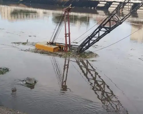 El río Piura registró esta mañana un sorpresivo aumento de caudal a causa de las lluvias intensas y ese evento provocó que fuera arrasada la maquinaria pesada que se encontraba en el cauce. Foto: Noticias Piura 3.0/Facebook