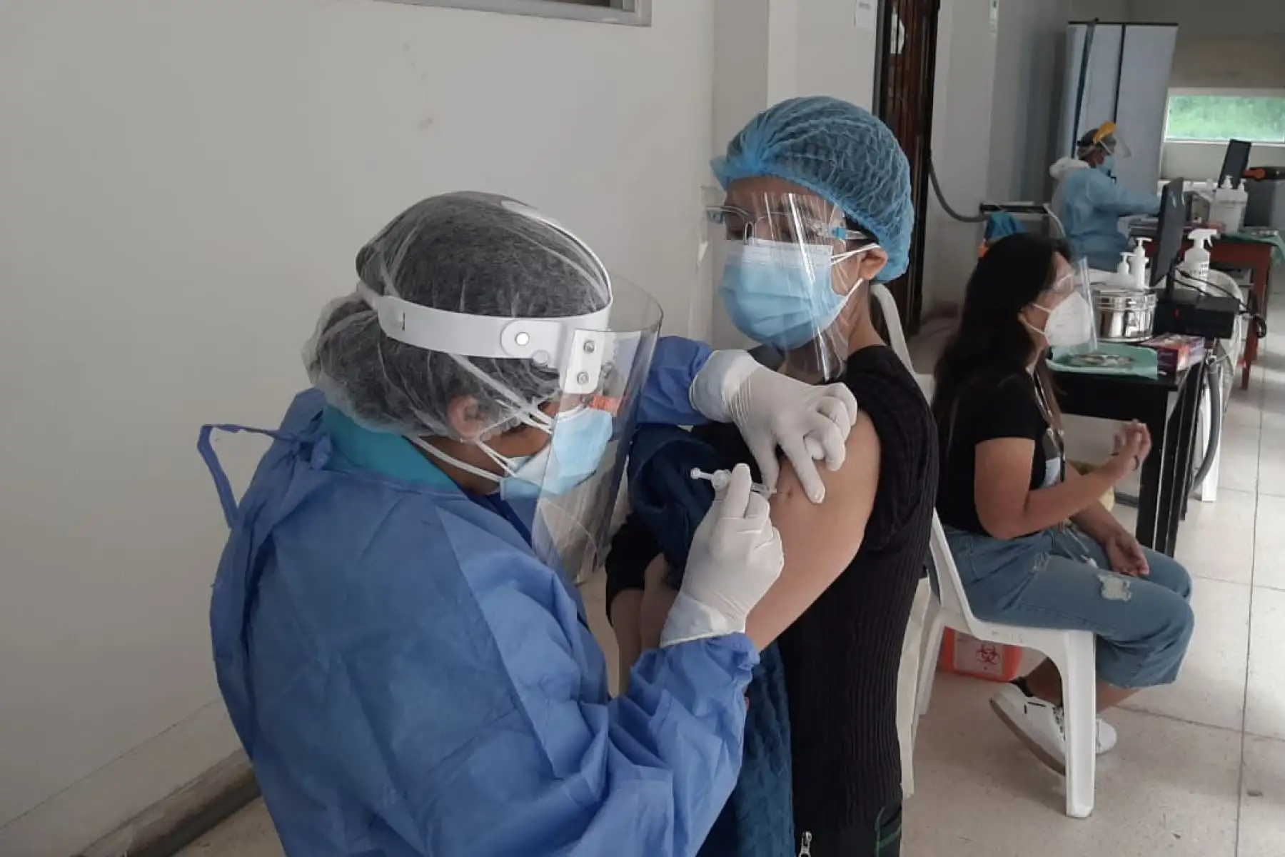 Con emoción y esperanza, personal asistencial de EsSalud Cusco, recibe a partir de hoy la segunda dosis de la vacuna de Sinopharm contra la Covid-19. Foto: ANDINA/Difusión