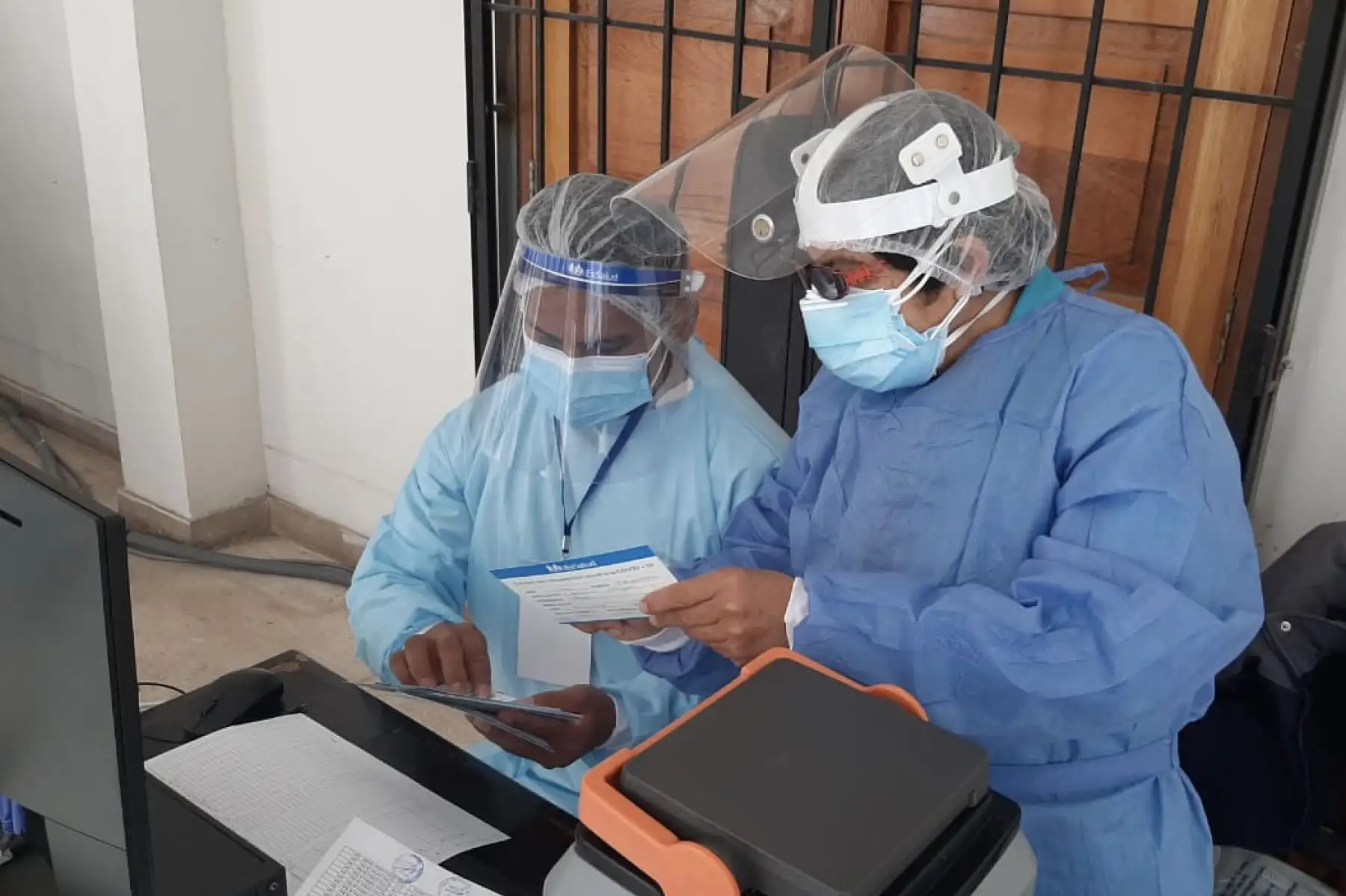 Con emoción y esperanza, personal asistencial de EsSalud Cusco, recibe a partir de hoy la segunda dosis de la vacuna de Sinopharm contra la Covid-19. Foto: ANDINA/Difusión