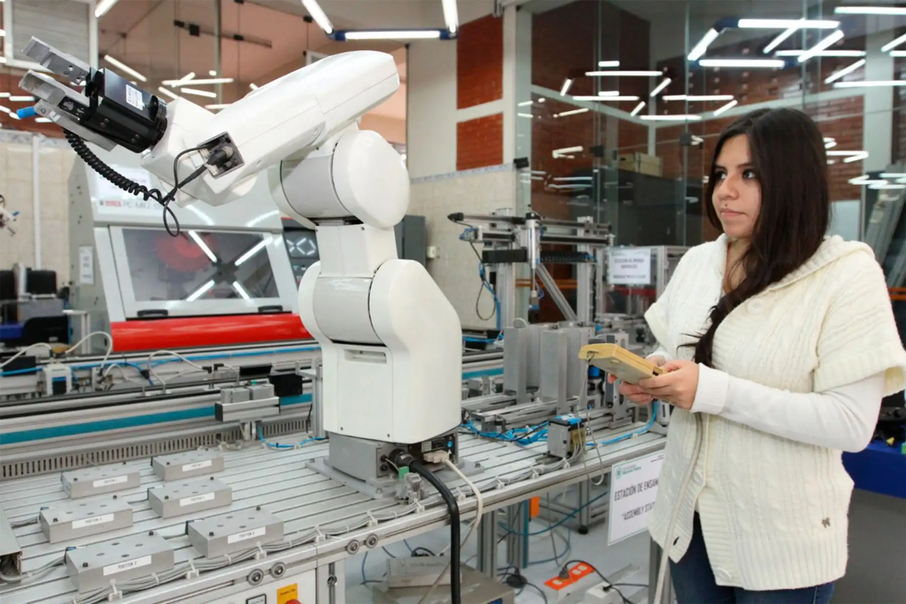 El objetivo es ofrecer más vacantes y mayores oportunidades a los jóvenes afectados económicamente por la pandemia del COVID-19. Foto: ANDINA/Minedu