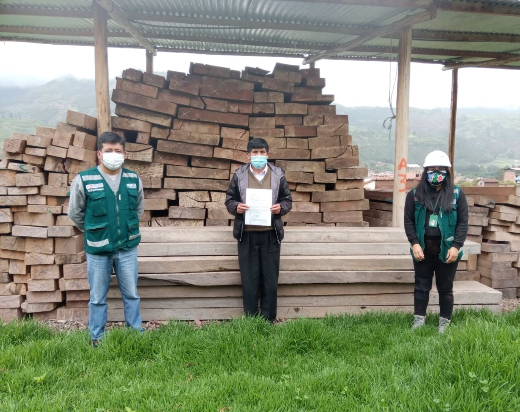 Serfor resalta transferencia de carbón y madera ilegal incautada a colegios y municipios de Cusco. ANDINA/Difusión