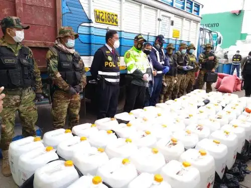 Autoridades incautaron alrededor de dos toneladas de insumo químico que es utilizado para la elaboración de droga. El cargamento tenía como destino el Vraem. Foto: Pedro Tinoco