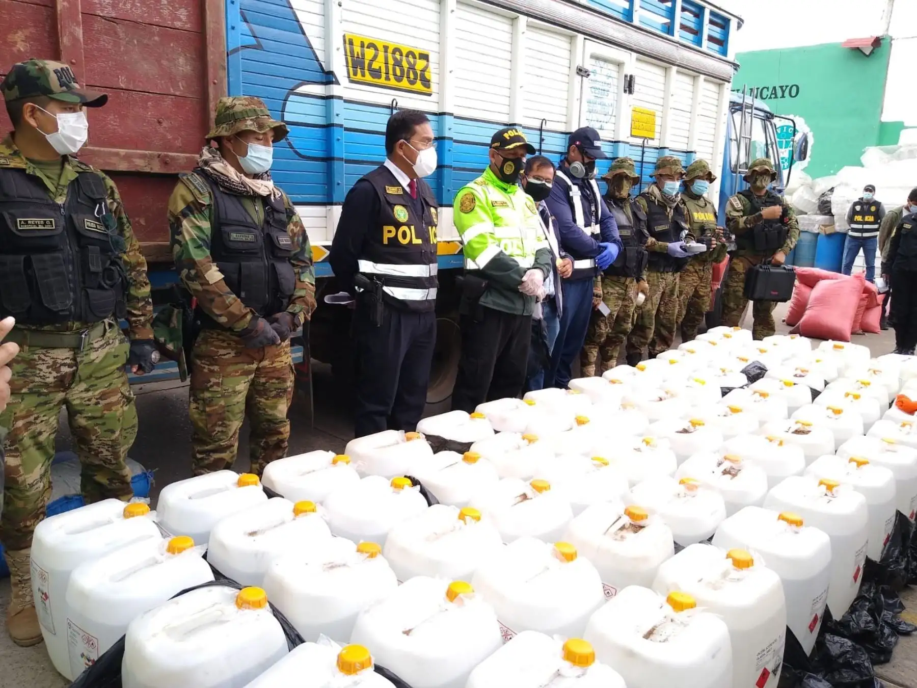 Autoridades incautaron alrededor de dos toneladas de insumo químico que es utilizado para la elaboración de droga. El cargamento tenía como destino el Vraem. Foto: Pedro Tinoco