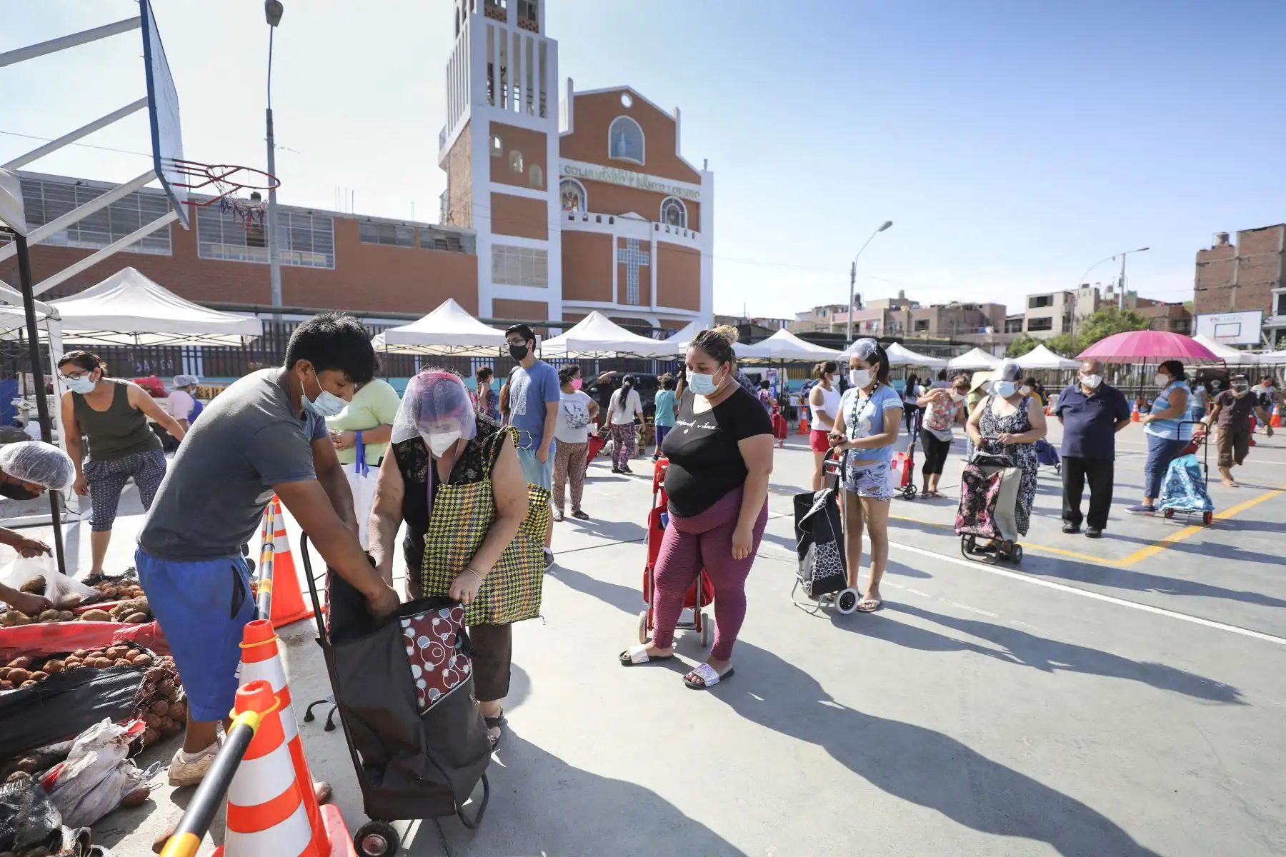 A fin de continuar facilitando el abastecimiento de las familias limeñas durante la segunda ola de COVID-19, el Mercado Móvil de la Municipalidad de Lima llegó al Cercado con 15 toneladas de alimentos a precios accesibles. Foto: ANDINA/Municipalidad de Lima