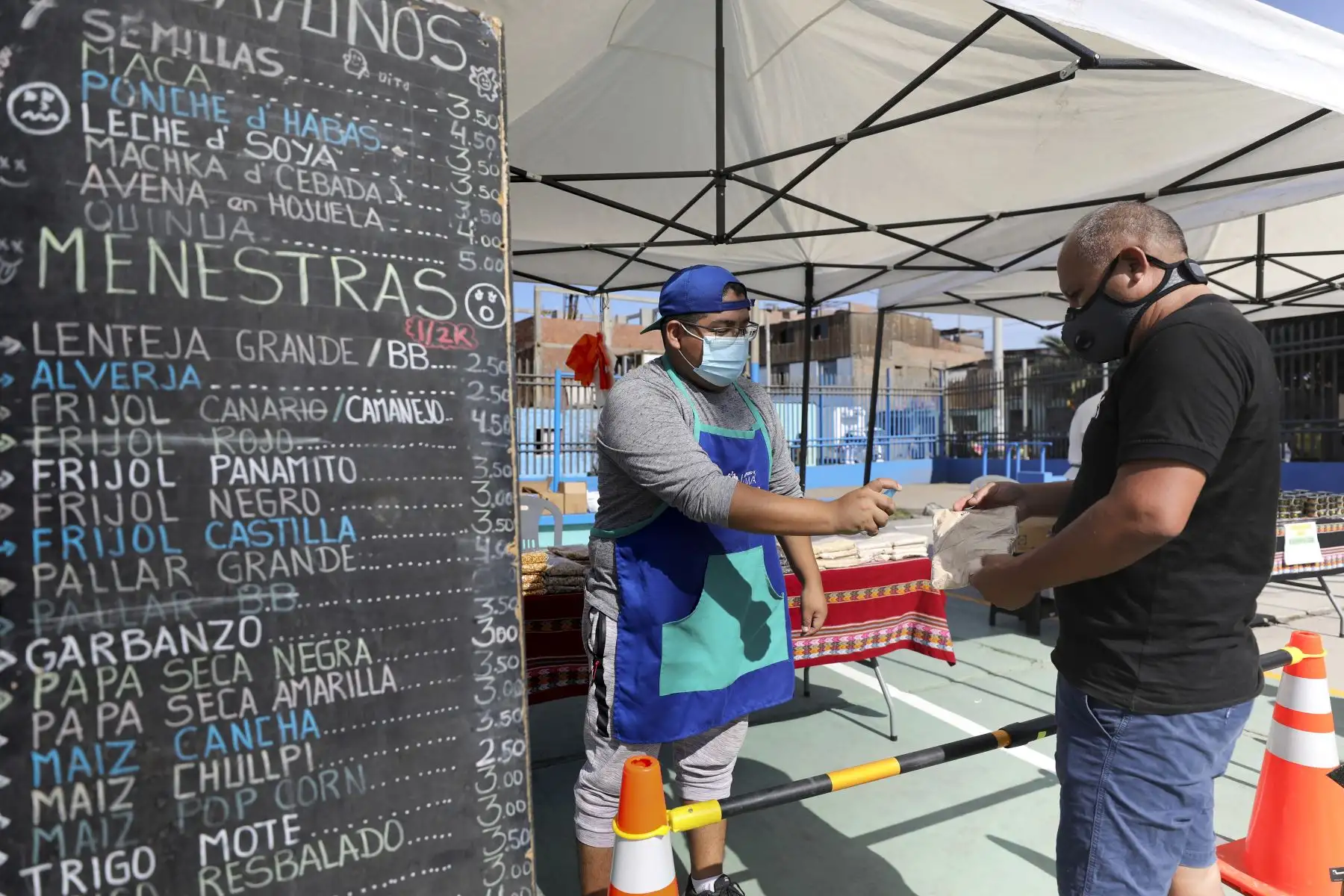 A fin de continuar facilitando el abastecimiento de las familias limeñas durante la segunda ola de COVID-19, el Mercado Móvil de la Municipalidad de Lima llegó al Cercado con 15 toneladas de alimentos a precios accesibles. Foto: ANDINA/Municipalidad de Lima