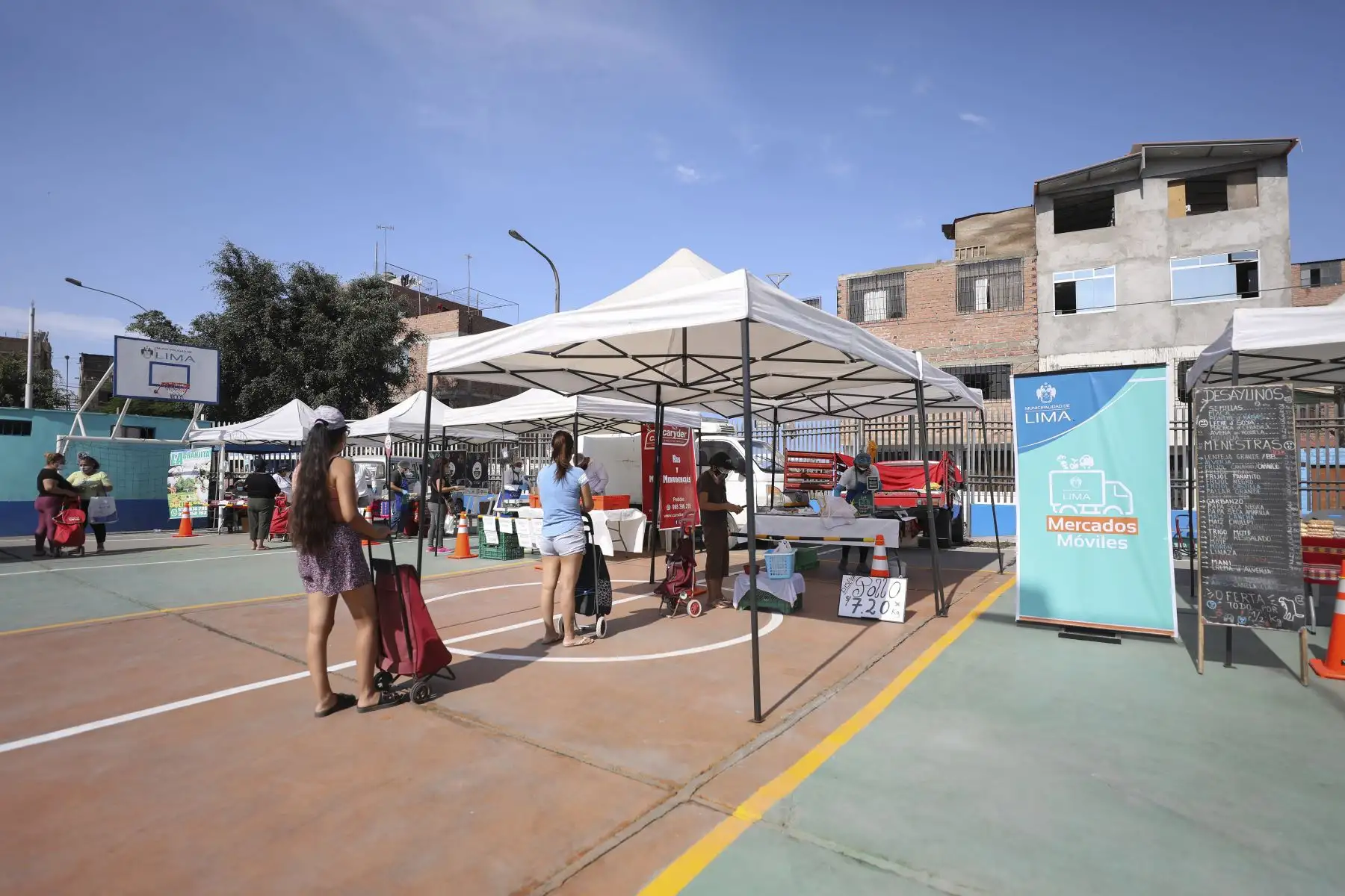 A fin de continuar facilitando el abastecimiento de las familias limeñas durante la segunda ola de COVID-19, el Mercado Móvil de la Municipalidad de Lima llegó al Cercado con 15 toneladas de alimentos a precios accesibles. Foto: ANDINA/Municipalidad de Lima