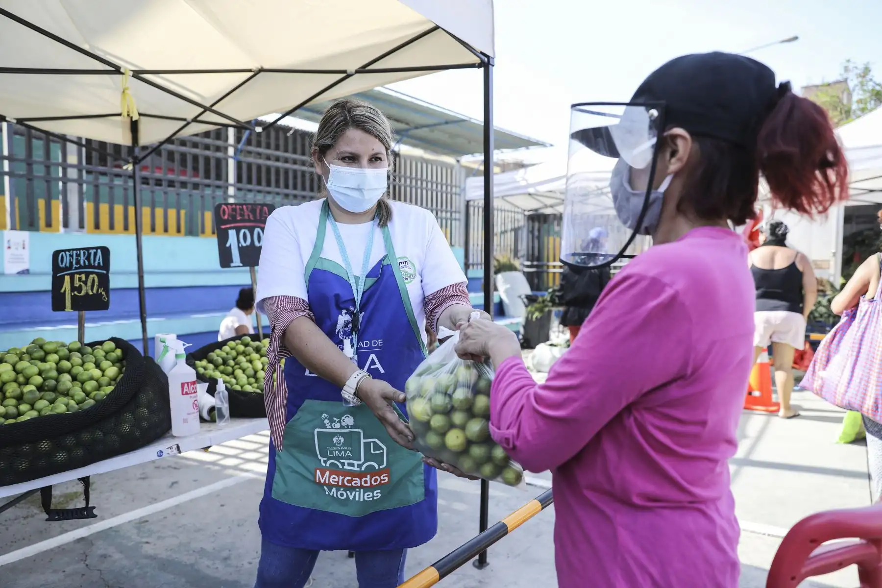 A fin de continuar facilitando el abastecimiento de las familias limeñas durante la segunda ola de COVID-19, el Mercado Móvil de la Municipalidad de Lima llegó al Cercado con 15 toneladas de alimentos a precios accesibles. Foto: ANDINA/Municipalidad de Lima