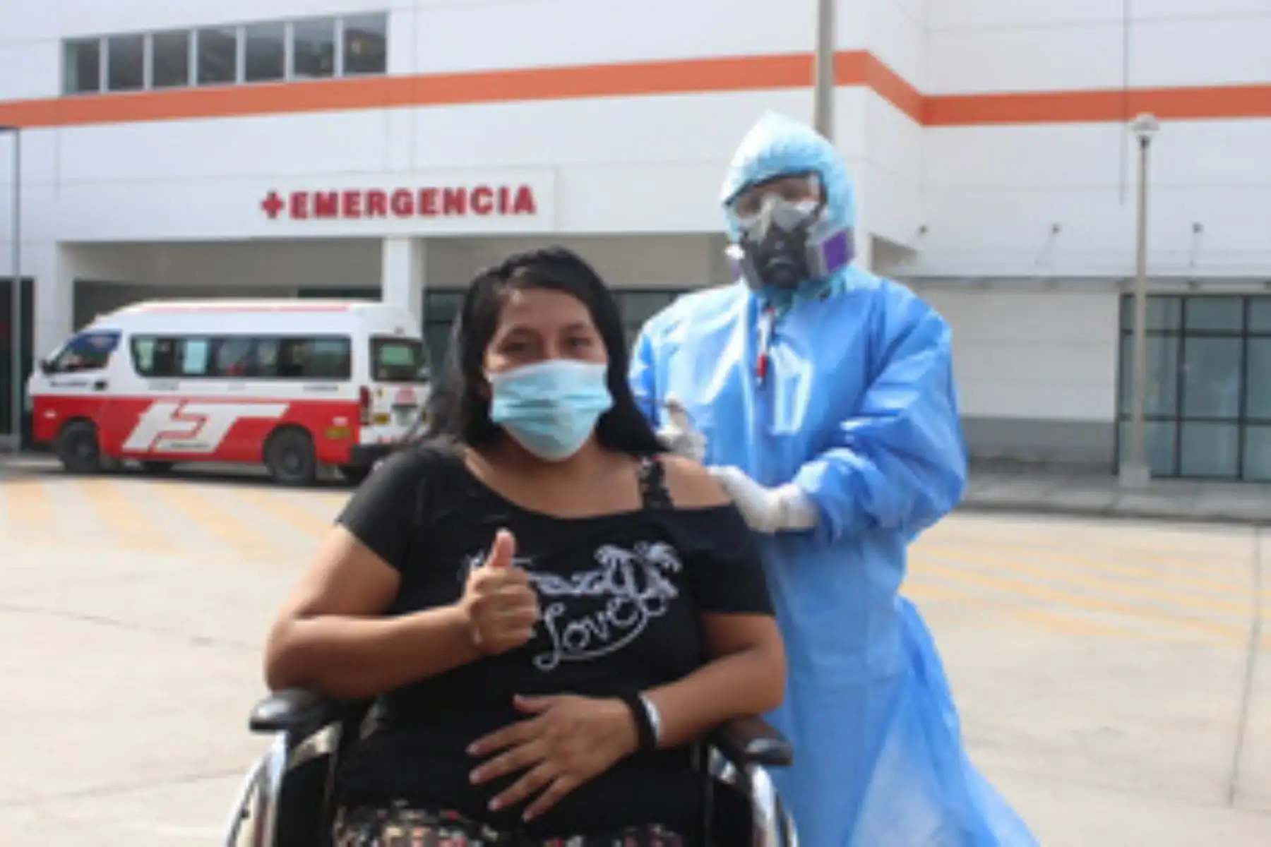 El 1 de marzo, la feliz Carmen dejó el hospital y se reencontró con su esposo y sus hijos. Foto: ANDINA/Minsa