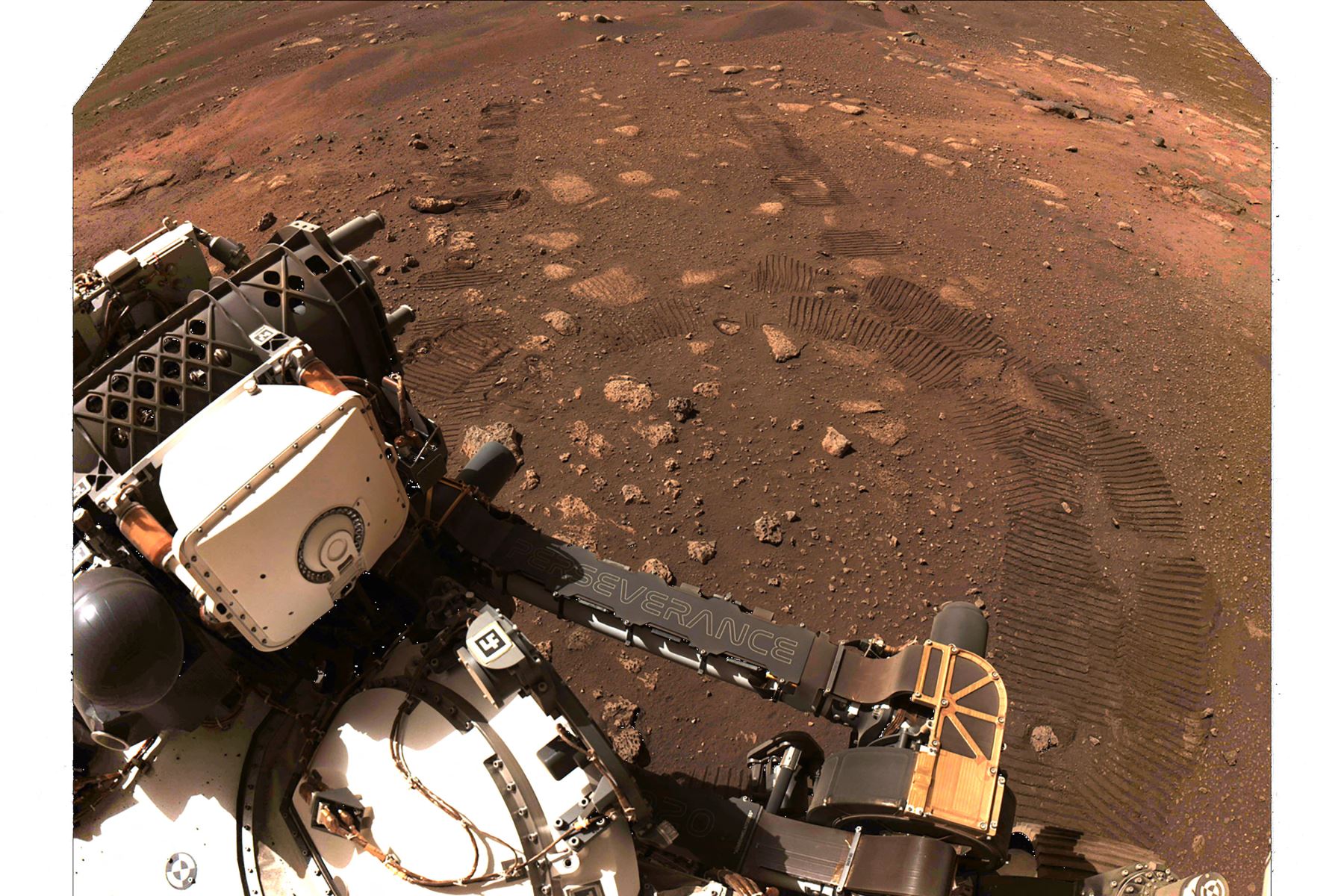 En la rueda de prensa, los miembros del equipo mostraron imágenes en las que se observan las huellas del vehículo sobre la superficie rocosa de Marte. Foto: AFP