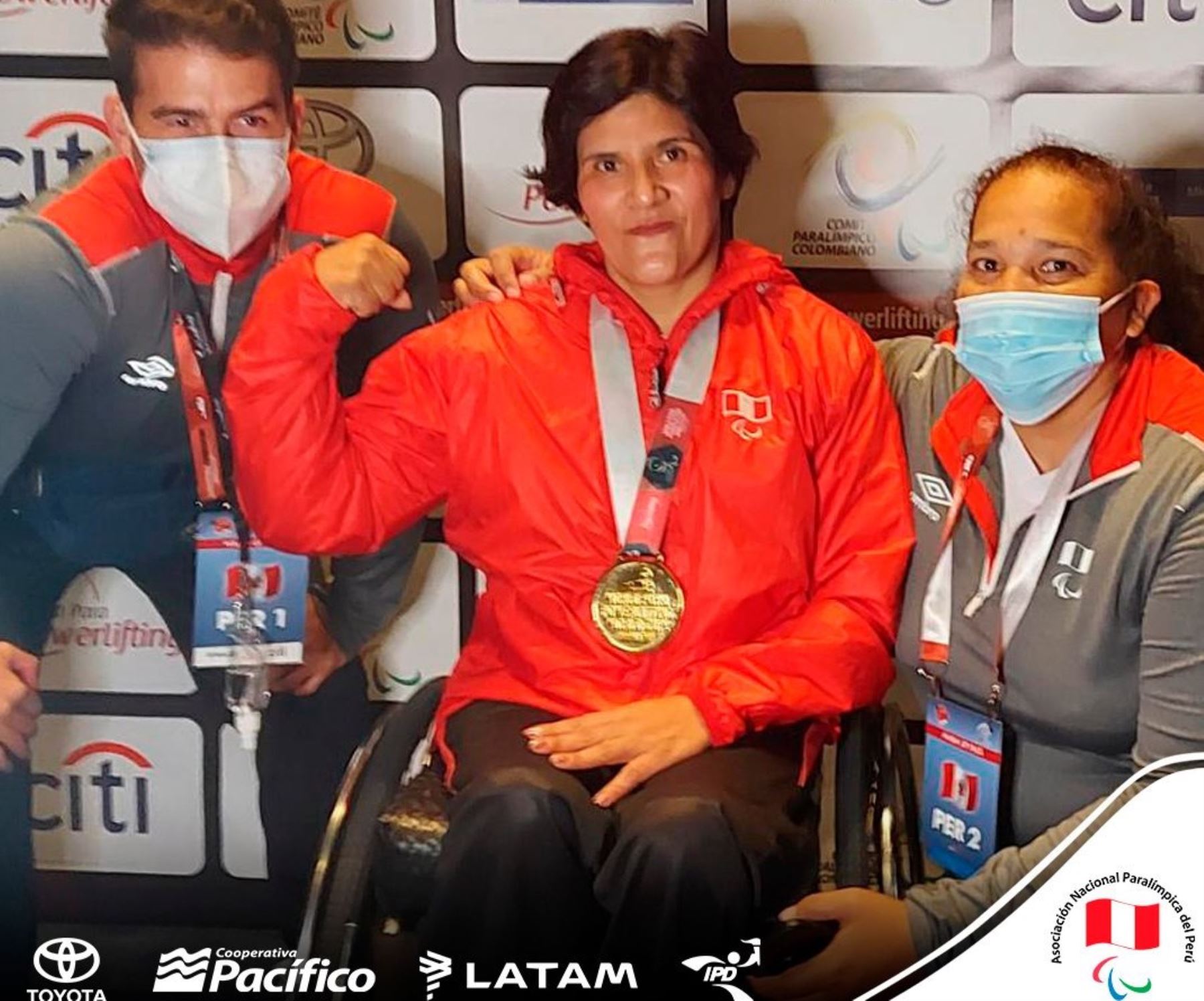Noemí Vásquez luce orgullosa su medalla obtenida en Colombia.