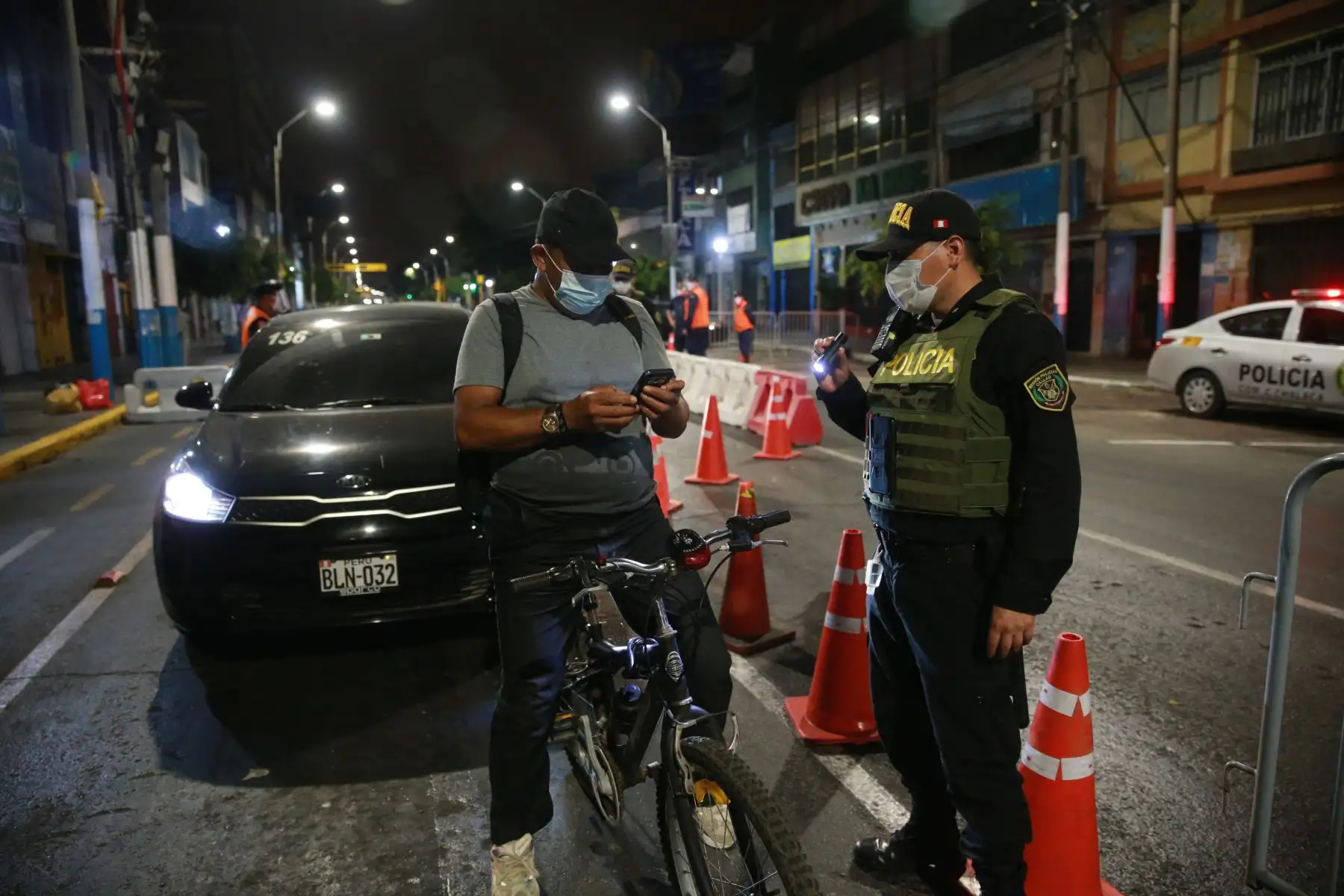 Las intervenciones se efectuaron por el incumplimiento del toque de queda y de las disposiciones sanitarias. Foto: ANDINA/Jhony Laurente