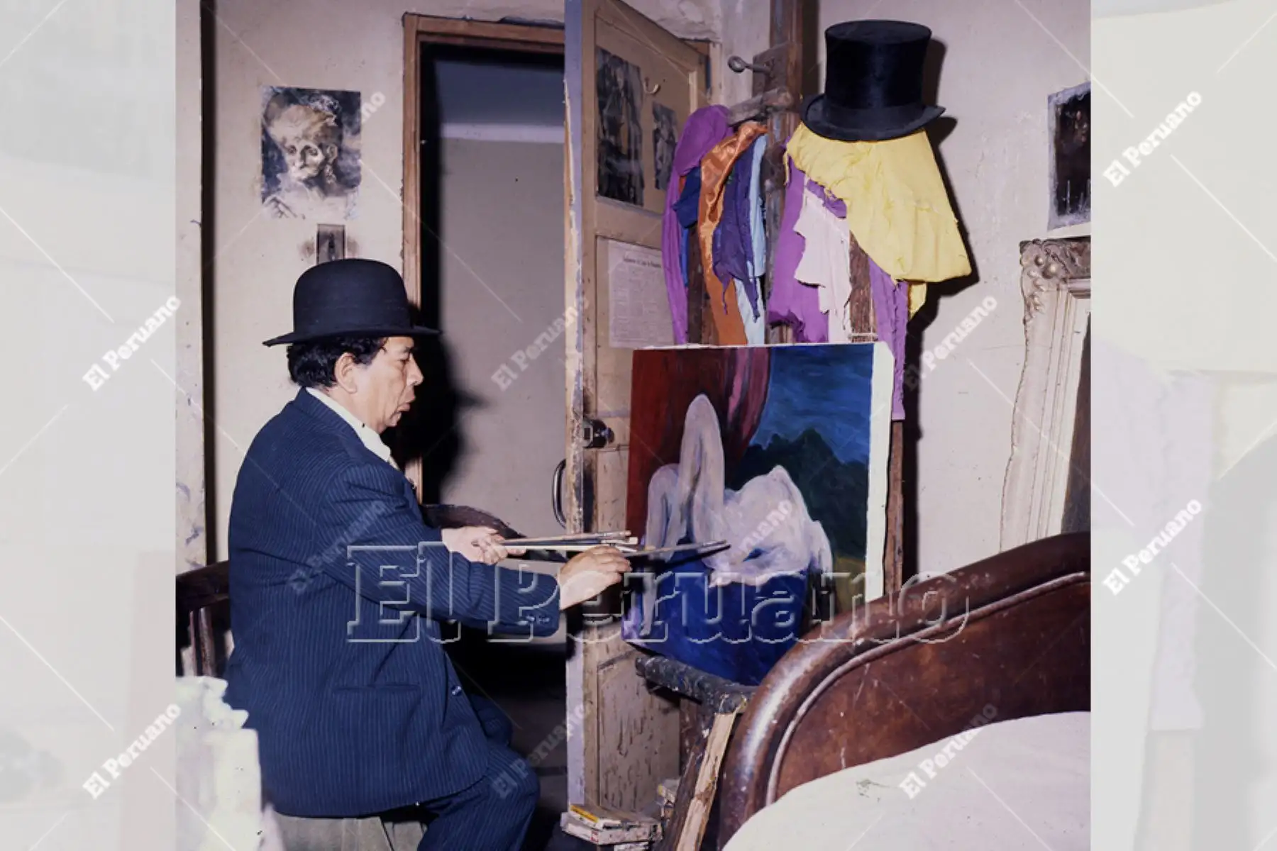 Hoy se cumplen 103 años del nacimiento de Víctor Humareda (Lampa/Puno, 6 de marzo de 1920), pintor expresionista que consiguió llevar a la iluminación del arte las oscuridades de su existencia cotidiana. Escenas de noche, arlequines, hombres y mujeres marginales, desnudos y gente de cantina, son algunos de los personajes recurrentes de una obra que se calcula en cerca de 2,000 lienzos y bocetos.

Foto: Archivo Histórico de EL PERUANO.