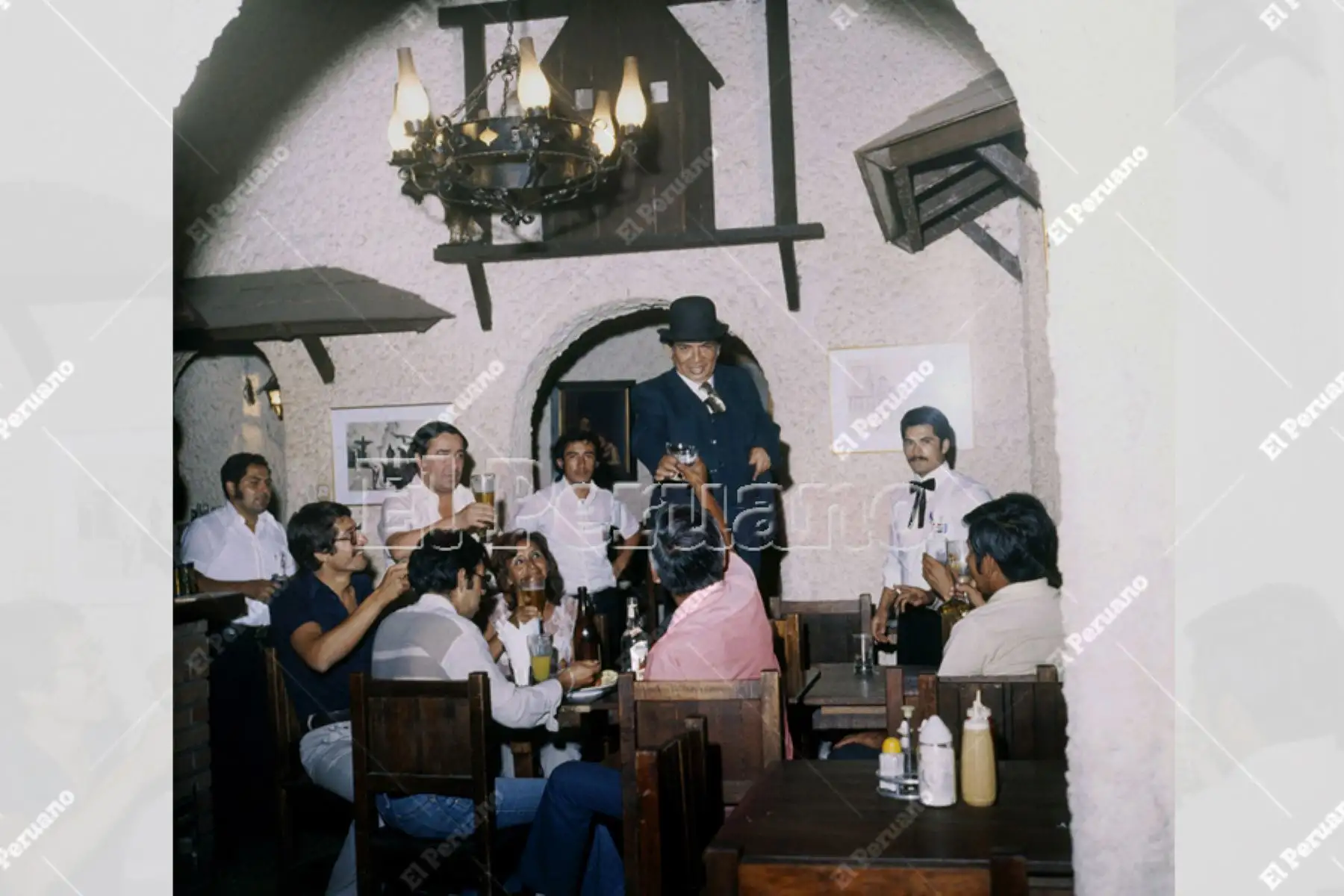 Lima - década 1980 / Pintor Víctor Humareda en el bar café Bon Buffet. 
Foto: Archivo Histórico de EL PERUANO