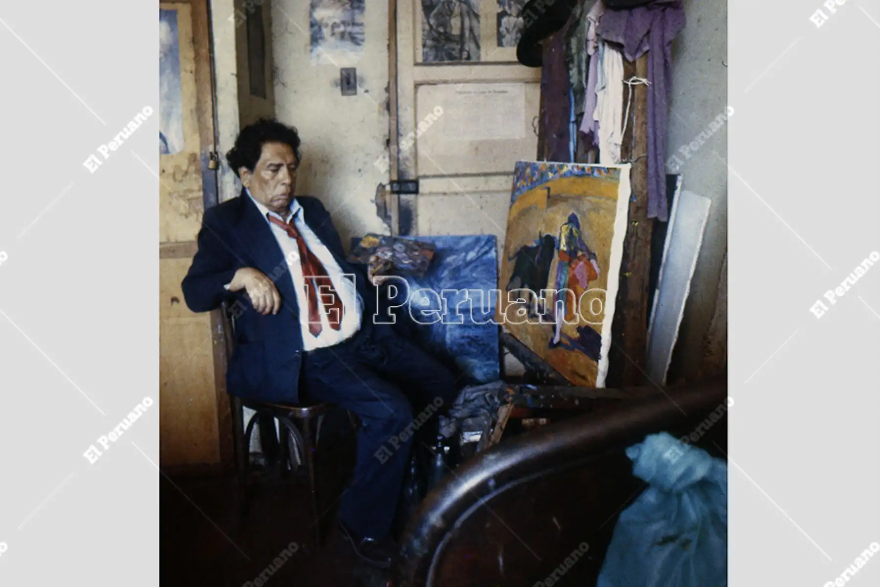Lima - agosto 1985 / El pintor Víctor Humareda en su habitación 283 del Hotel Lima. 
Foto: Archivo Histórico de El Peruano