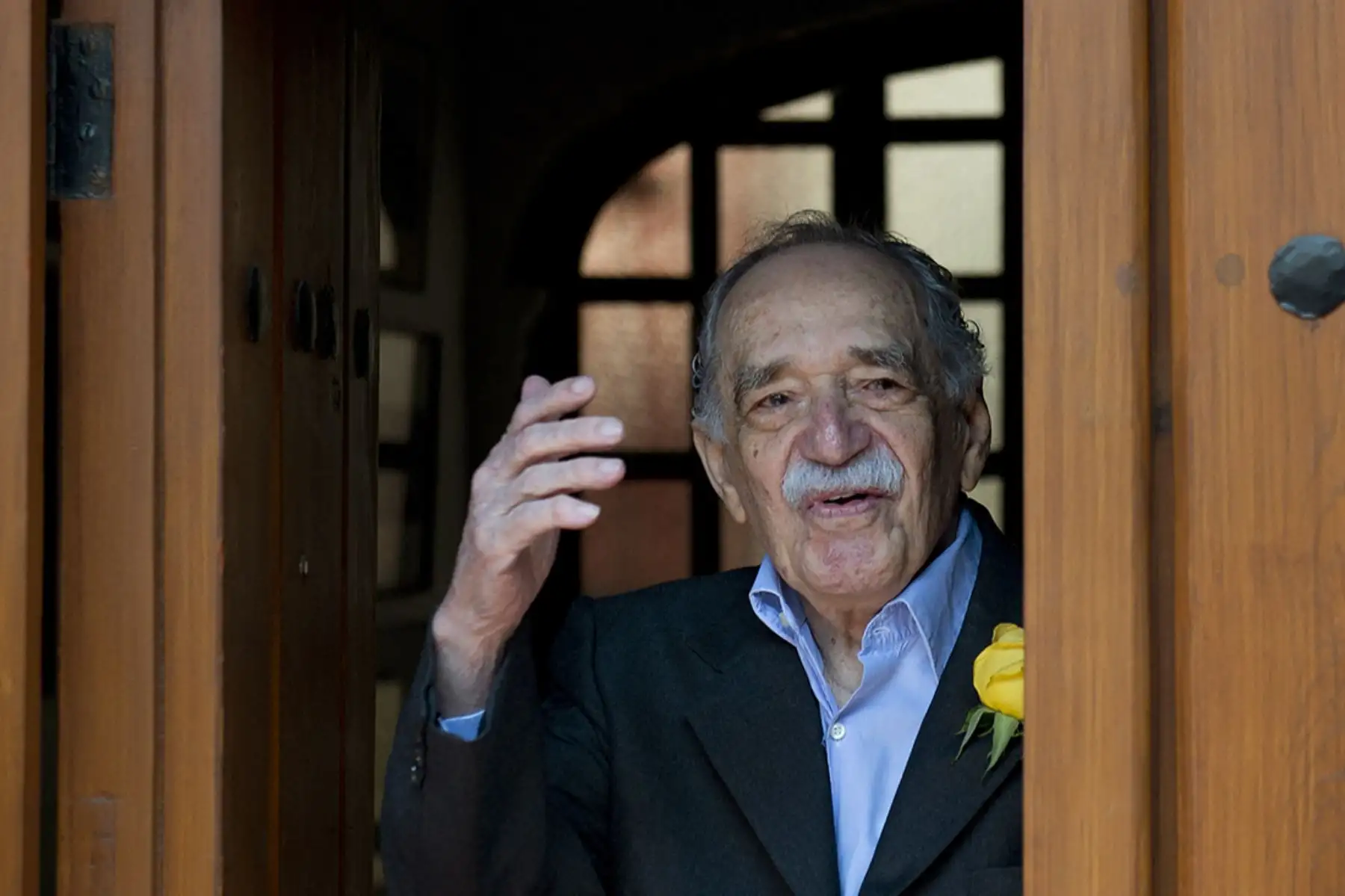 El escritor y periodista ganador del premio Nobel de Literatura, Gabriel García Márquez, saluda al salir de su casa para encontrarse con la prensa el día de cumpleaños, en la Ciudad de México, el 6 de marzo de 2014. 
Foto: AFP