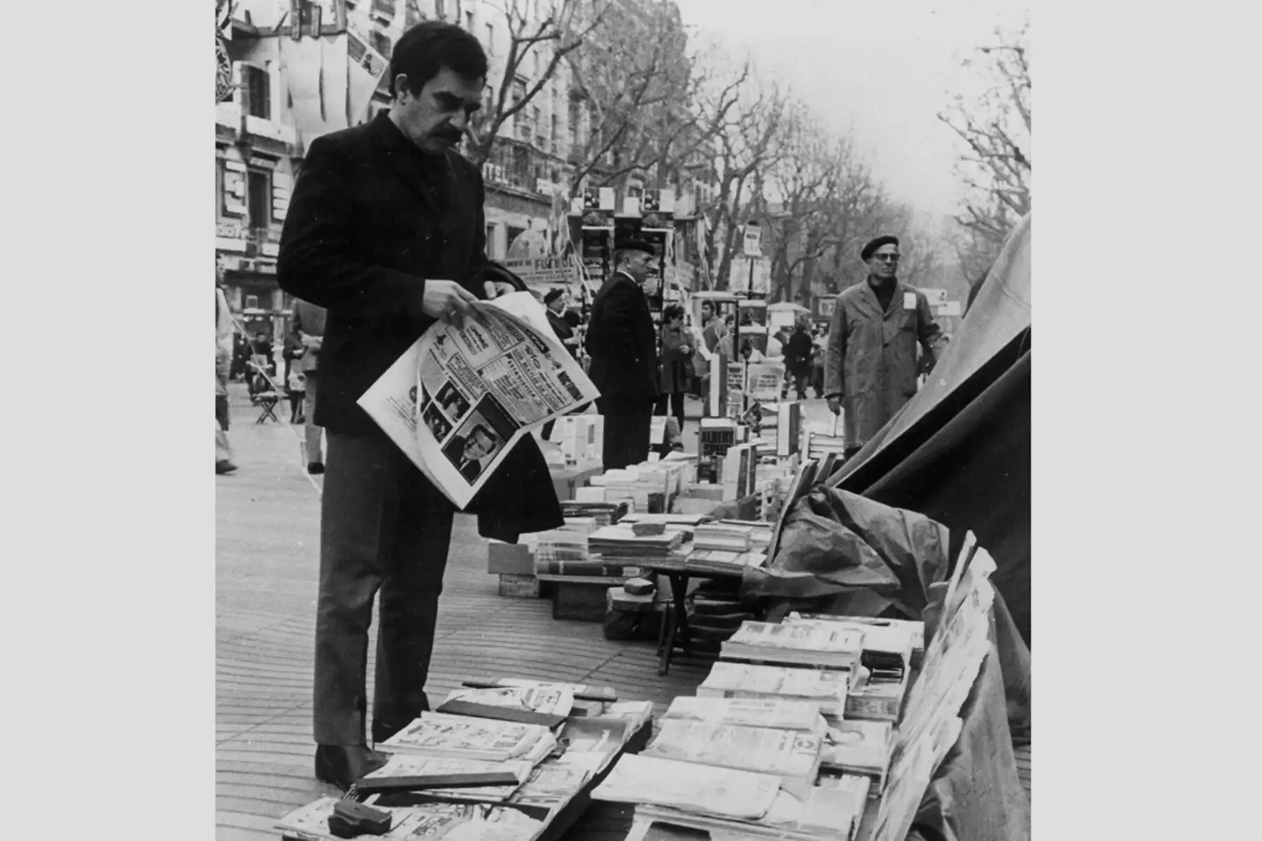 Barcelona - 11 febrero 1970 / El escritor colombiano Gabriel García Márquez posando en Las Ramblas de Barcelona, durante la entrevista que concedió a la Agencia Efe. 
Foto: EFE