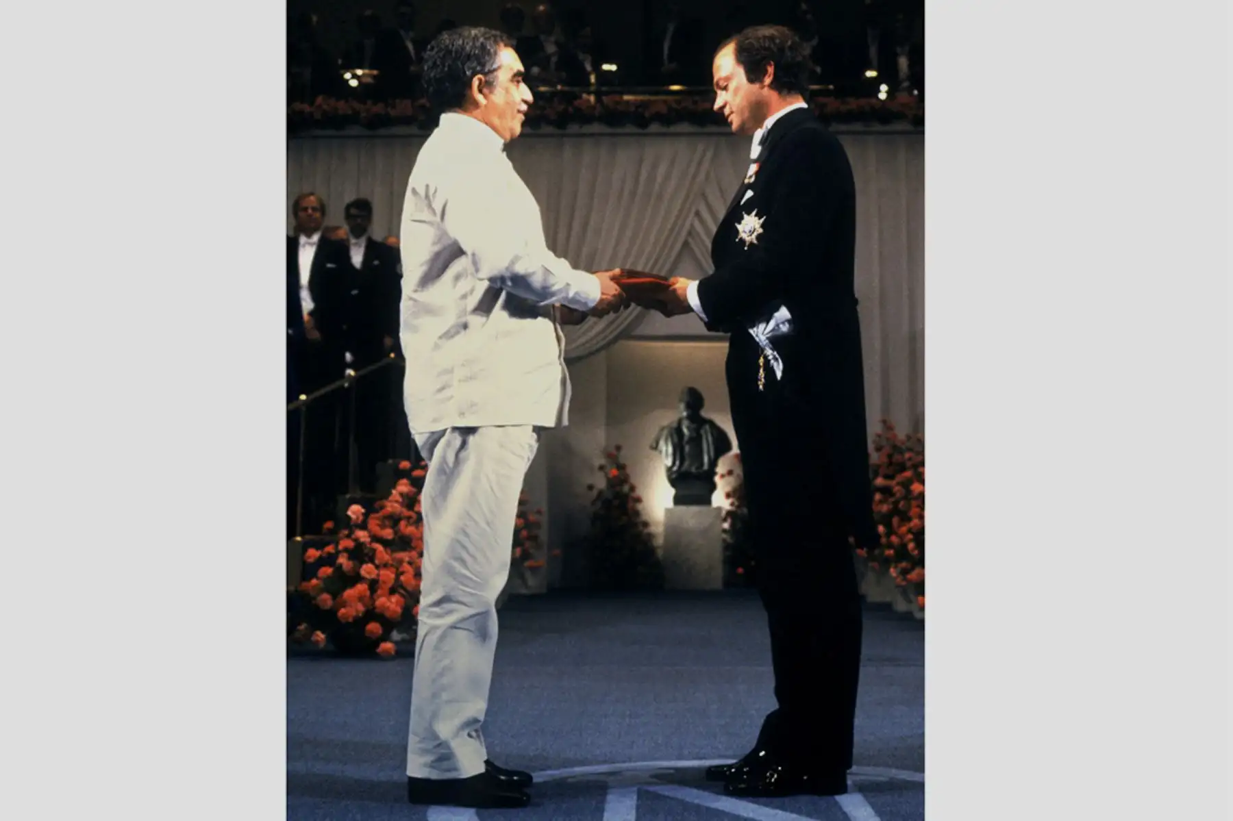 El escritor colombiano Gabriel García Márquez  recibe el Premio Nobel de Literatura el 10 de diciembre de 1982 en Estocolmo. 
Foto. AFP
