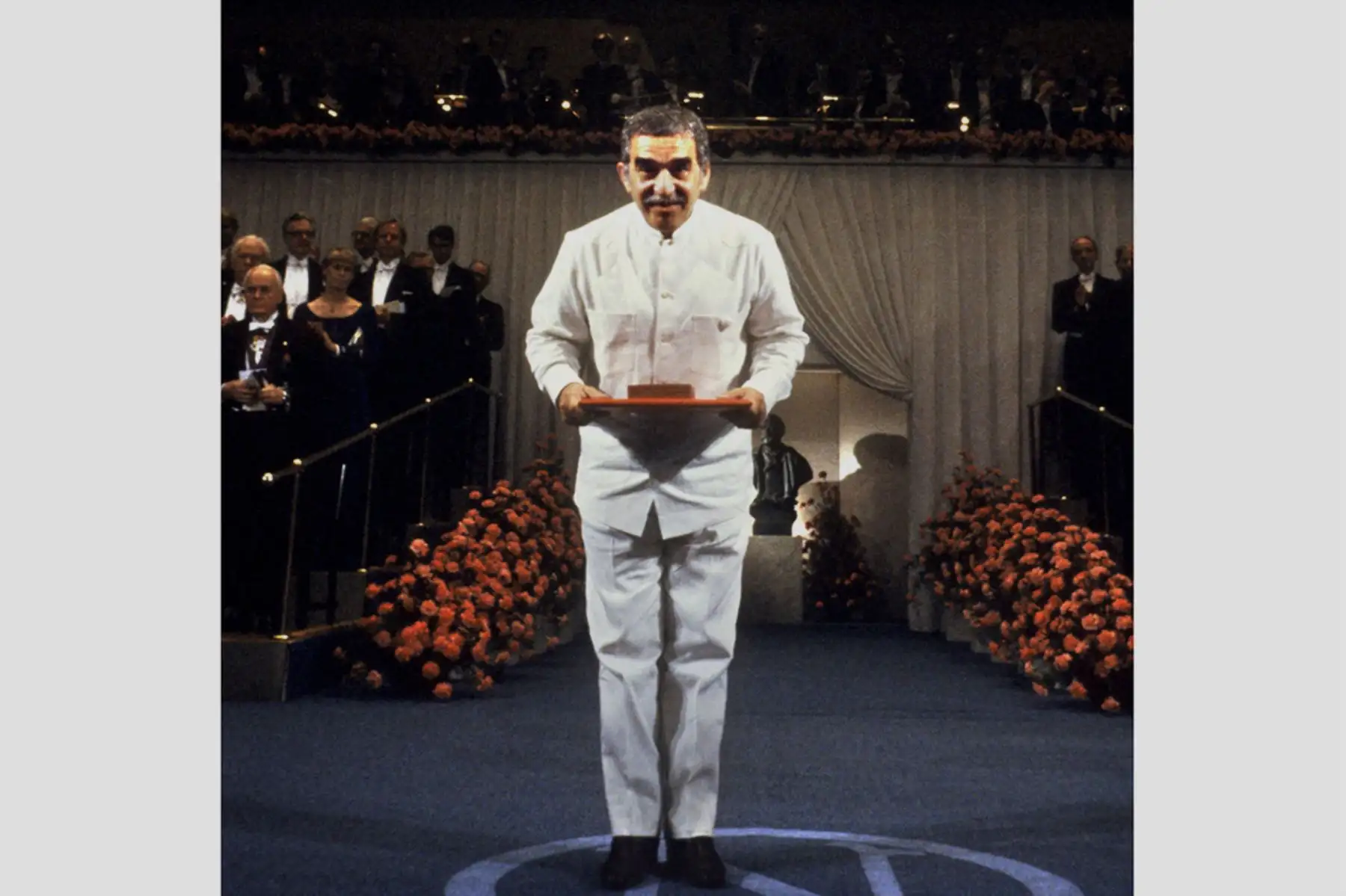 El escritor colombiano Gabriel García Márquez  recibe el Premio Nobel de Literatura el 10 de diciembre de 1982 en Estocolmo. 
Foto. AFP