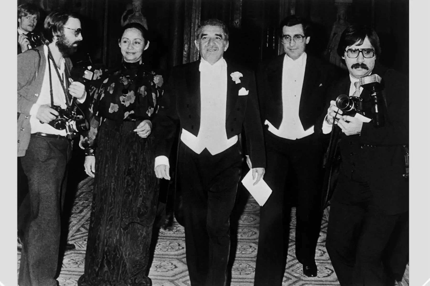 El escritor colombiano Gabriel García Márquez, premio Nobel de Literatura, posa acompañado por su esposa Mercedes Barcha y el ministro de Educación de Colombia, Jaime Arias Ramírez, el 11 de diciembre de 1982, en Estocolmo. 
Foto: AFP