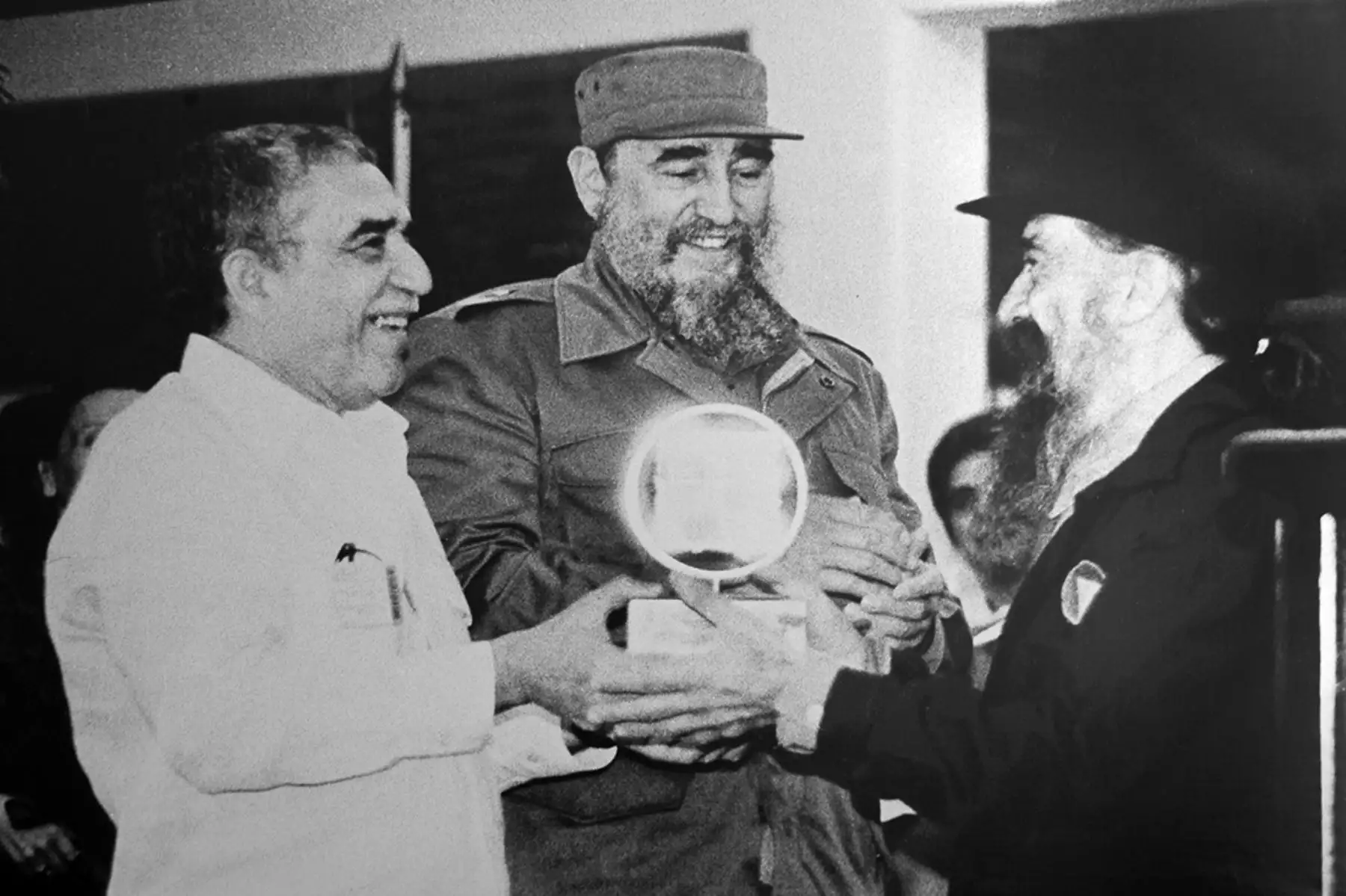 Esta imagen de archivo del 15 de diciembre de 1986 muestra al ex presidente cubano Fidel Castro, al Premio Nobel de Literatura Gabriel García Márquez  y al director de cine Fernando Birri  durante la inauguración de la Escuela Internacional de Cine en San Antonio de los Baños, provincia de La Habana. 
Foto: AFP