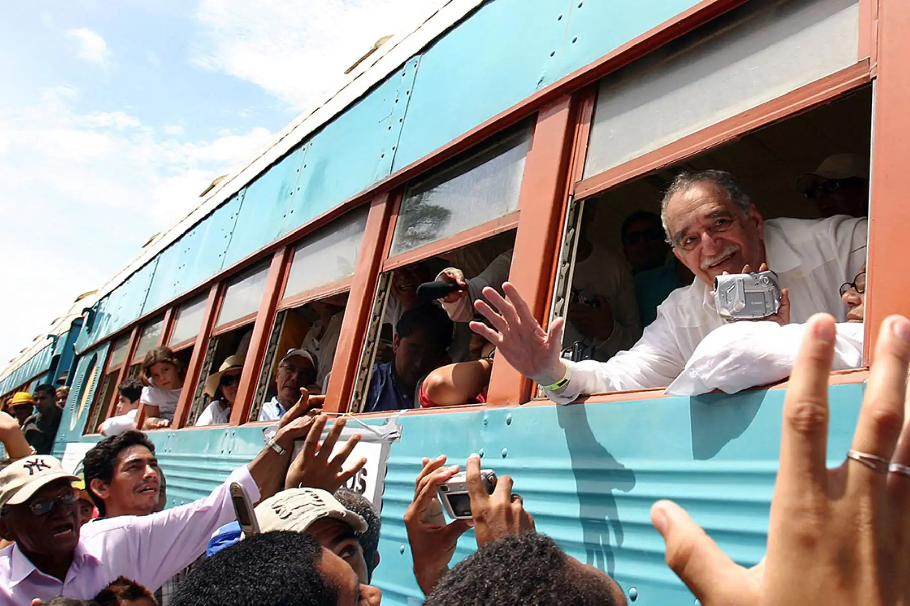 Gabriel García Márquez se asoma por la ventana del tren al llegar a su ciudad natal Aracataca, Colombia, el 30 de mayo de 2007. 
Foto: AFP