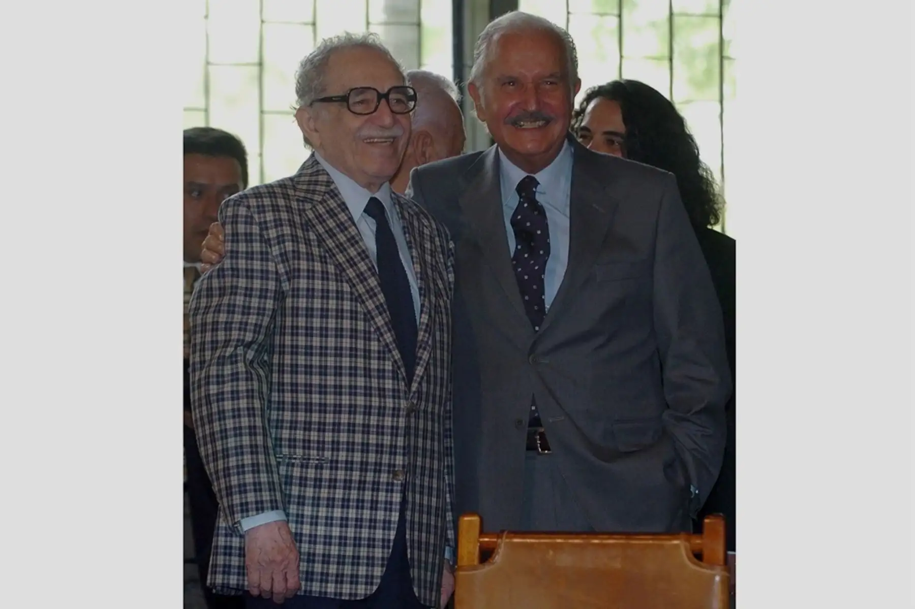 Ciudad de México - 26 setiembre 2007 /  Los escritores Gabriel García Márquez y Carlos Fuentes en la ceremonia donde el mexicano entregó a la Biblioteca Nacional de la Universidad Nacional Autónoma de México (UNAM) sus primeras obras literarias. 
Foto: EFE