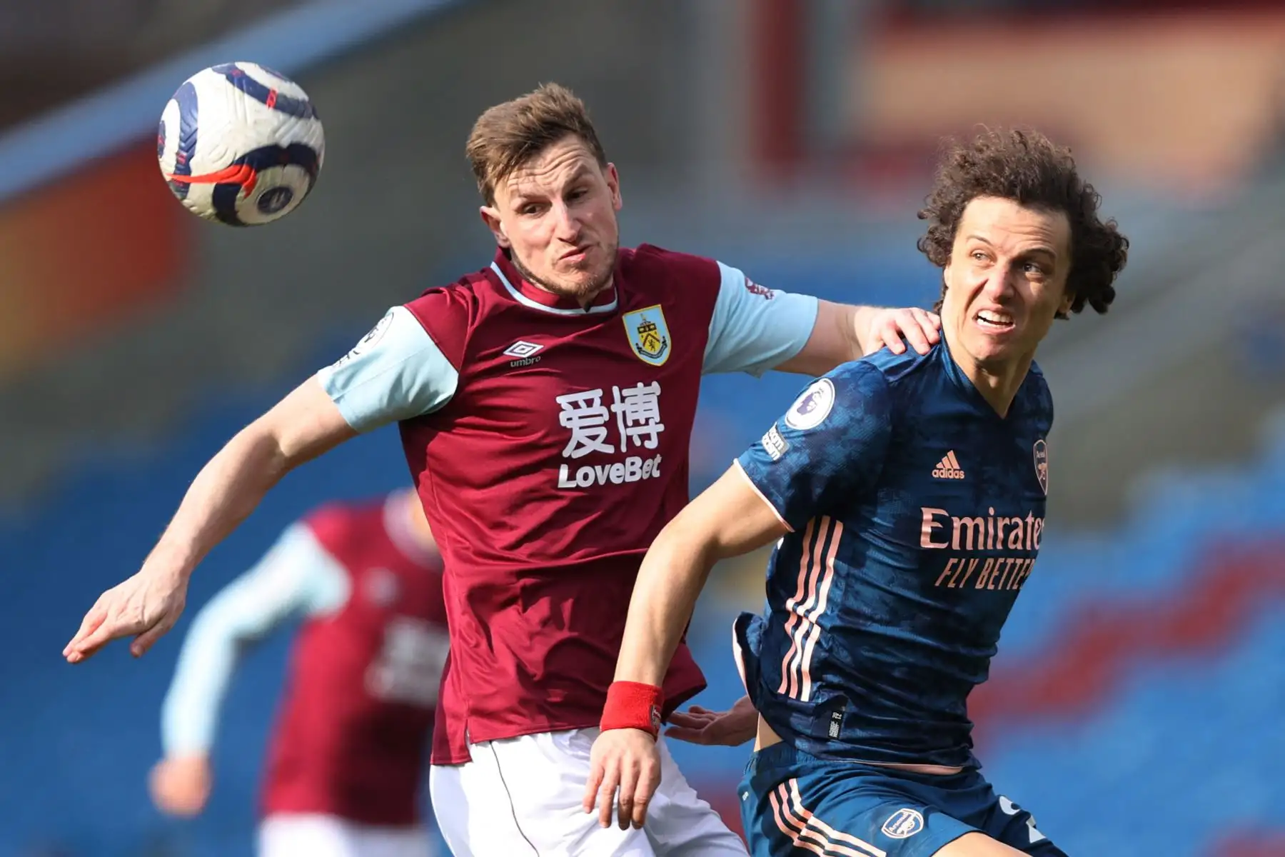 El delantero neozelandés del Burnley, Chris Wood, Se enfrenta al defensor brasileño del Arsenal, David Luiz, Durante el partido de fútbol de la Premier League inglesa entre el Burnley y el Arsenal. 
Foto: AFP