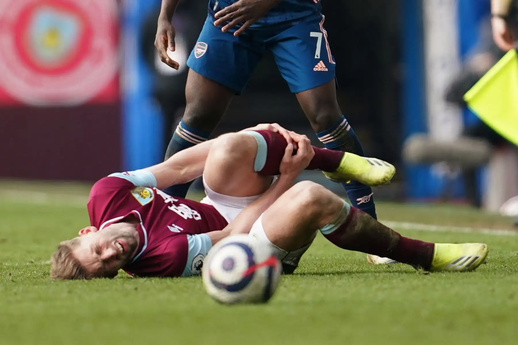 El defensor inglés de Burnley, Charlie Taylor, yace lesionado en el campo durante el partido de fútbol de la Premier League inglesa entre Burnley y Arsenal.
Foto: AFP