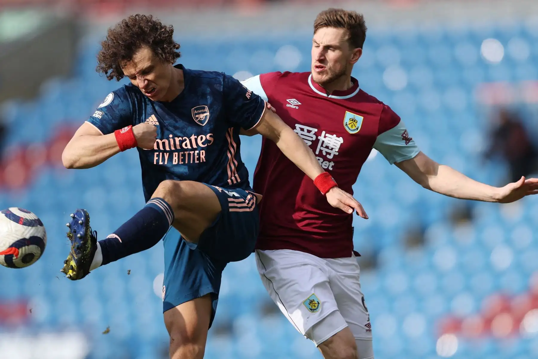 El delantero neozelandés del Burnley, Chris Wood, se enfrenta al defensor brasileño del Arsenal, David Luiz , durante el partido de fútbol de la Premier League inglesa entre Burnley y Arsenal.
Foto:AFP