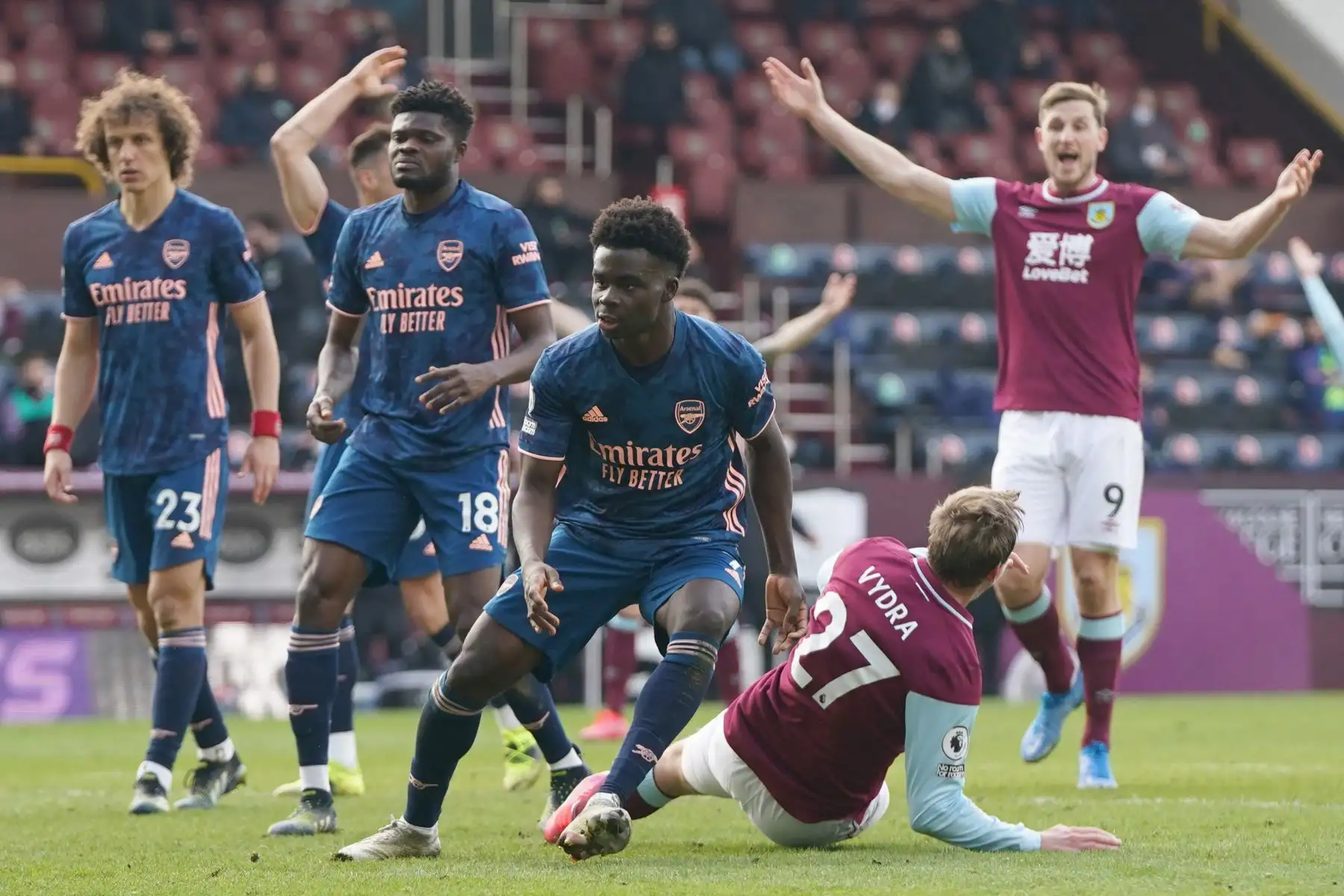 El delantero checo del Burnley Matej Vydra cae en la caja durante el partido de fútbol de la Premier League inglesa entre Burnley y Arsenal.
Foto: AFP